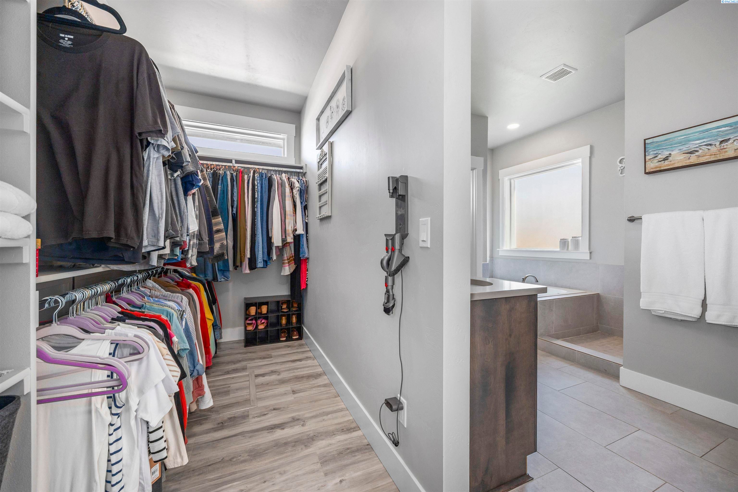 Kennewick, Washington, 99338, United States, 4 Bedrooms Bedrooms, ,3 BathroomsBathrooms,Residential,For Sale,1977201