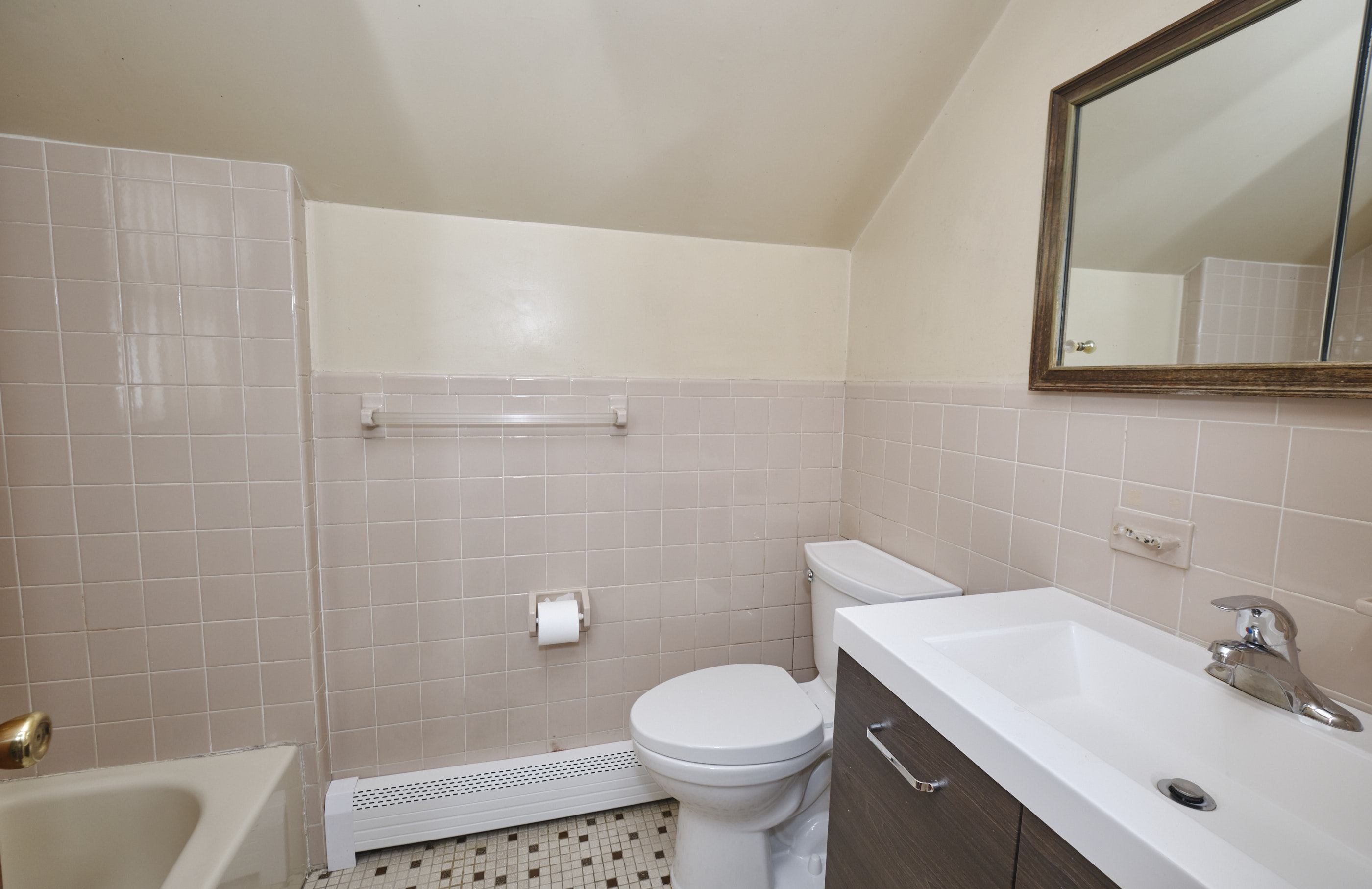 New Hyde Park, New York, 11040, United States, 4 Bedrooms Bedrooms, ,3 BathroomsBathrooms,Residential,For Sale,1977878