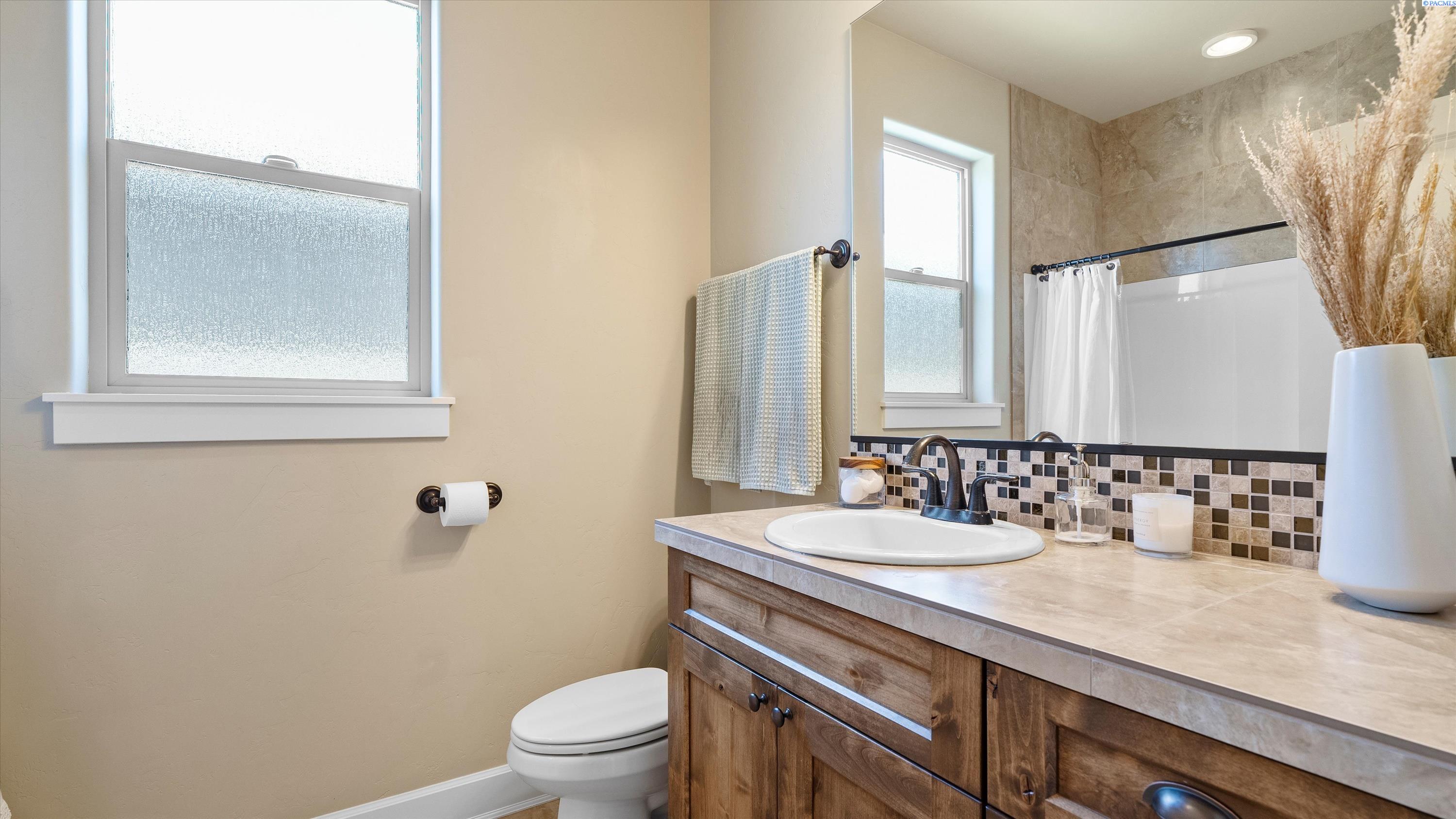 Richland, Washington, 99354, United States, 3 Bedrooms Bedrooms, ,2 BathroomsBathrooms,Residential,For Sale,1896289