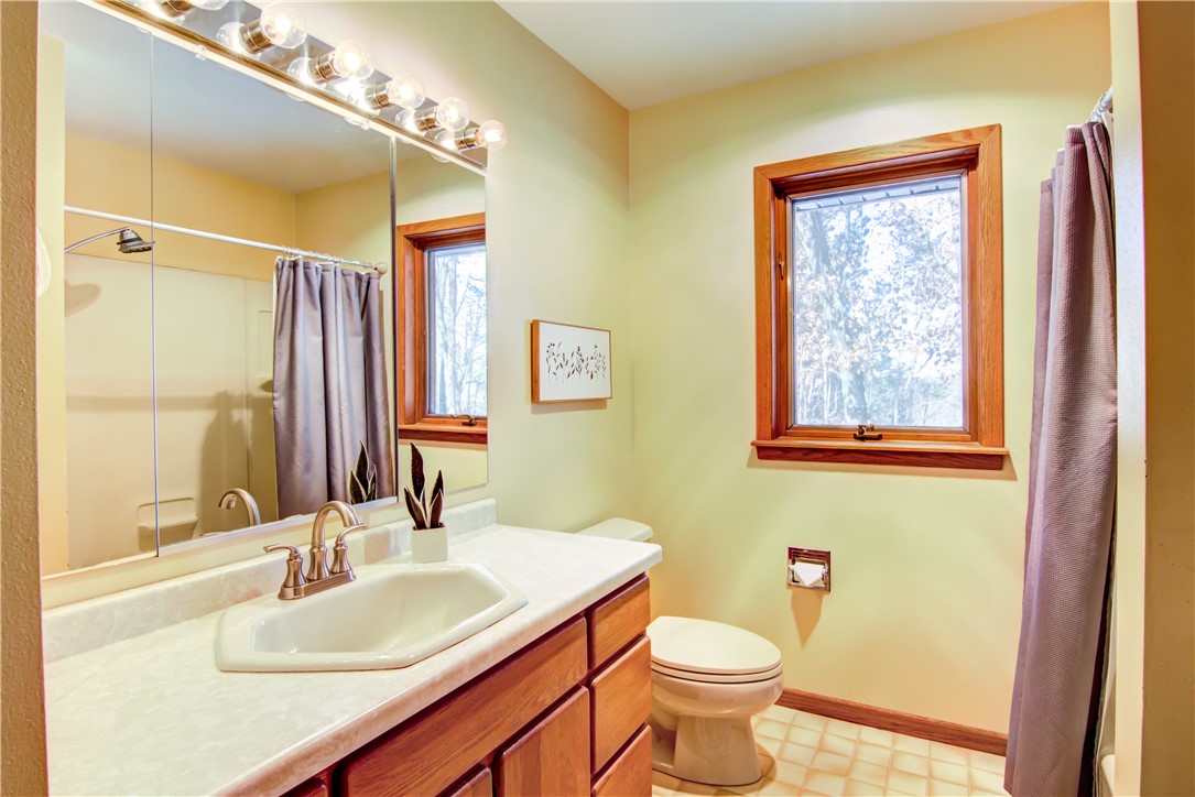 Eau Claire, Wisconsin, 54701, United States, 5 Bedrooms Bedrooms, ,4 BathroomsBathrooms,Residential,For Sale,1841509