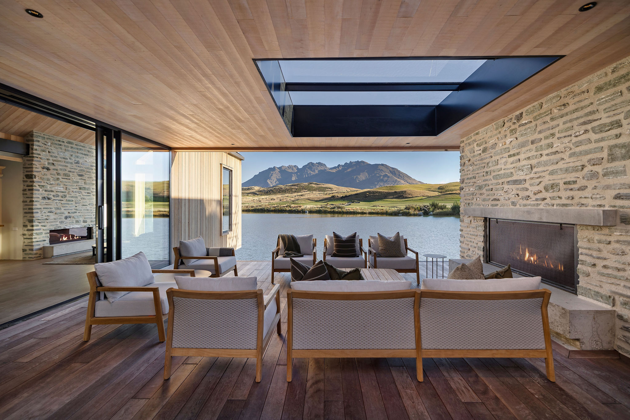  Lake Front Living, Elevated to Iconic - 物件實景