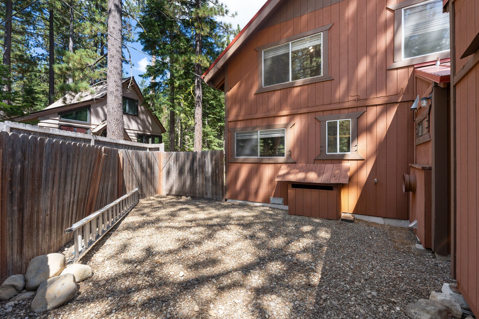  West Shore Gem - An Authentic Pineland Chalet with Detached Garage + Studio - 物件實景