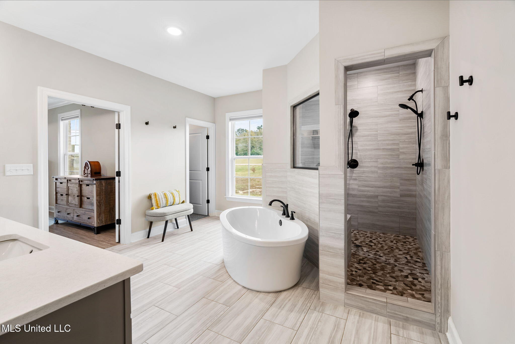 Hernando, Mississippi, 38632, United States, 5 Bedrooms Bedrooms, ,3 BathroomsBathrooms,Residential,For Sale,1991187