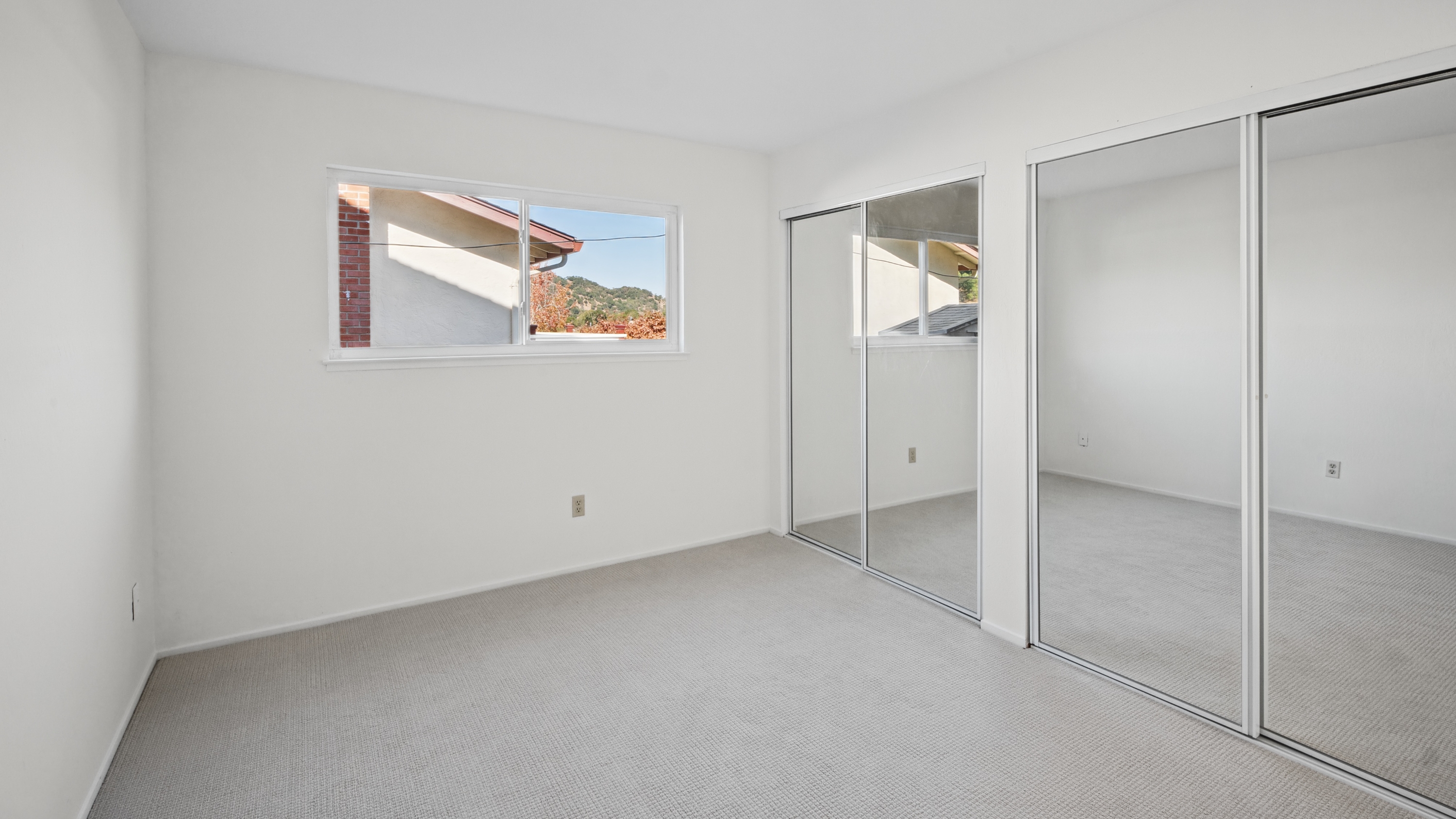  Spacious Mont Marin Contemporary with Open Space Views - 物件實景