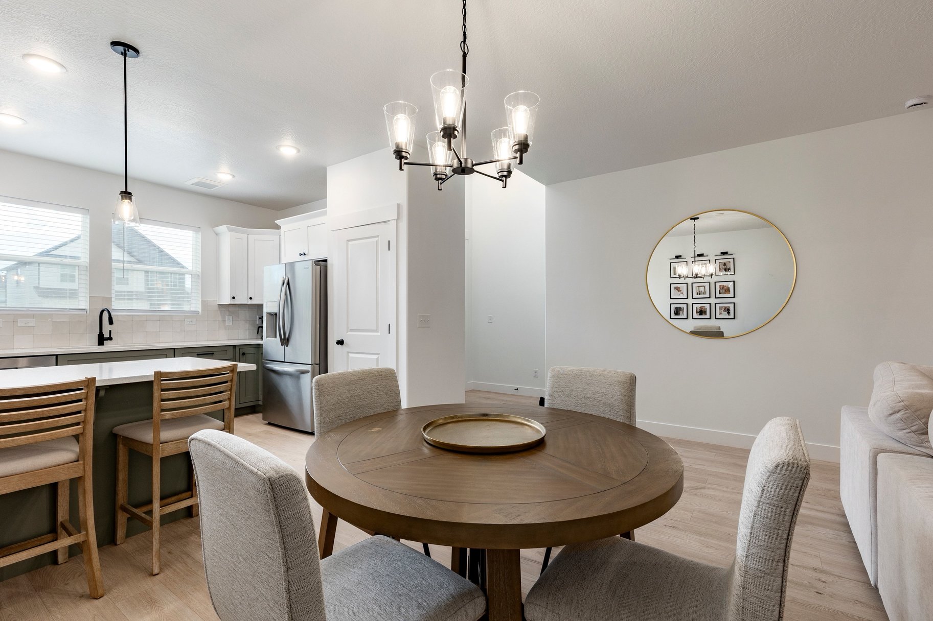  Beautifully Upgraded Townhome - 物件實景