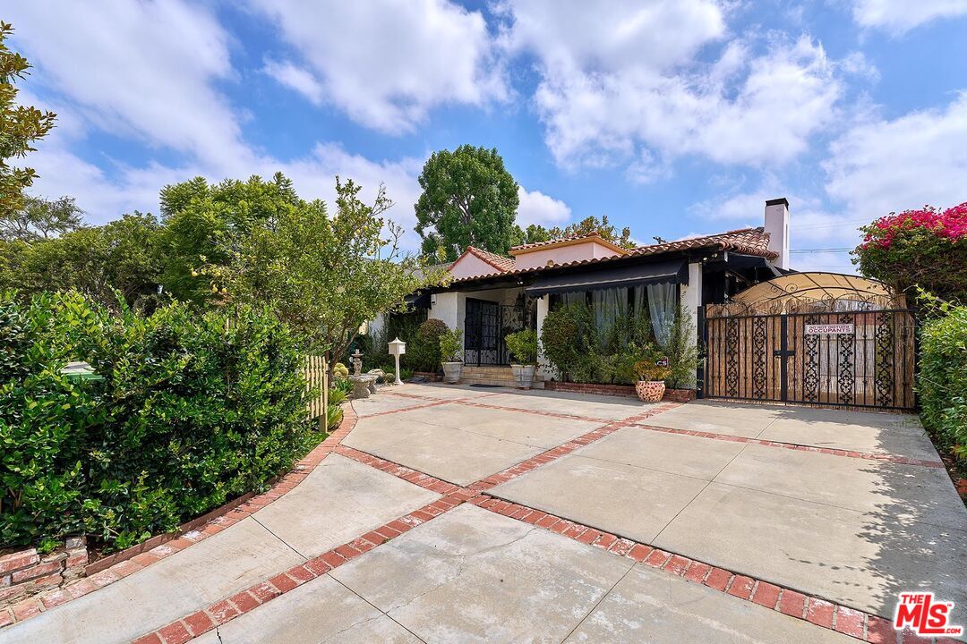 Los Angeles, California, 90004, United States, 4 Bedrooms Bedrooms, ,3 BathroomsBathrooms,Residential,For Sale,1876401