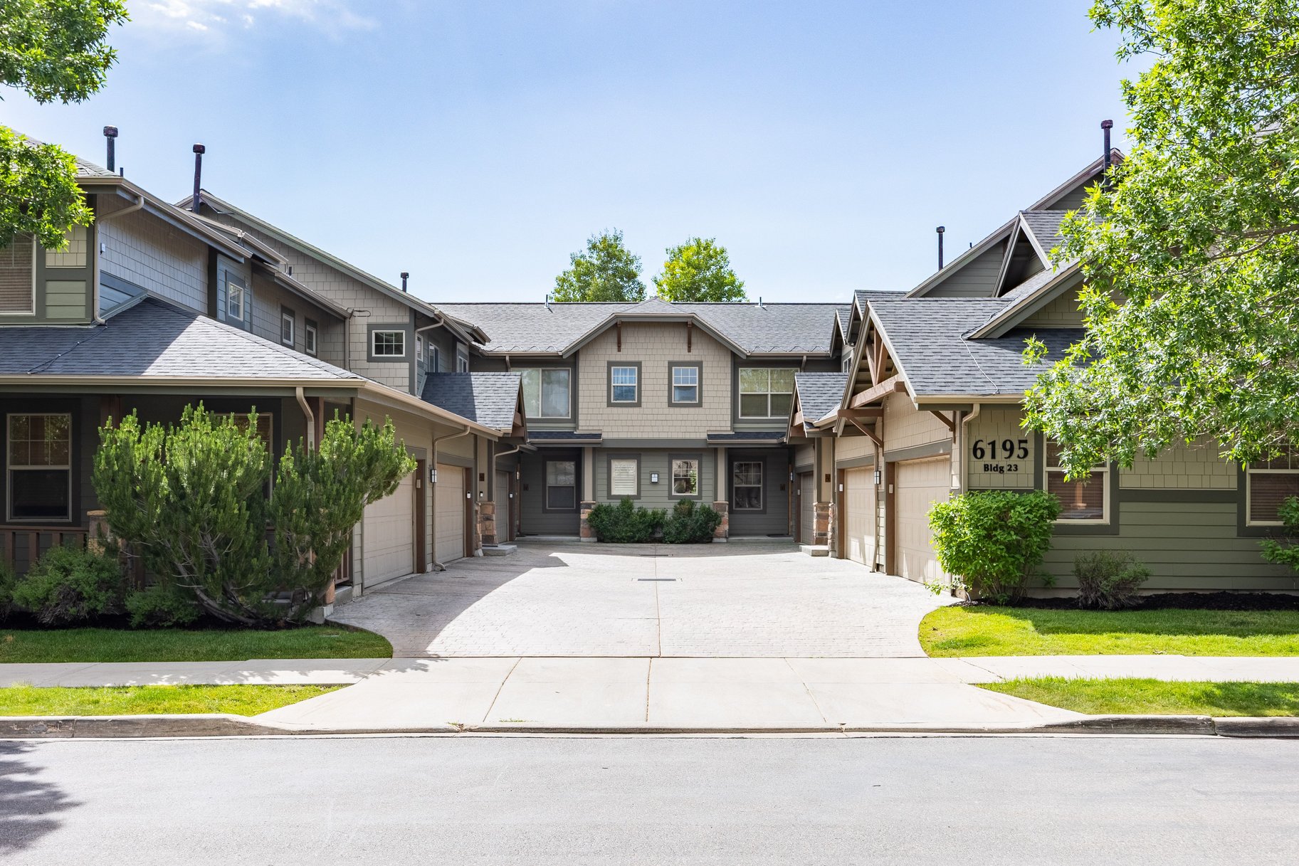  Exceptional Fox Point Townhome with Mountain Views & Prime Location - 物件實景