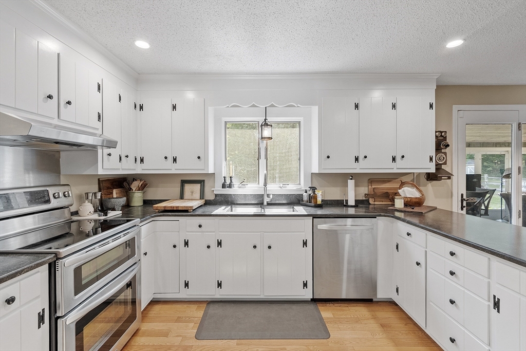 Pepperell, Massachusetts, 01463, United States, 4 Bedrooms Bedrooms, ,3 BathroomsBathrooms,Residential,For Sale,1930074