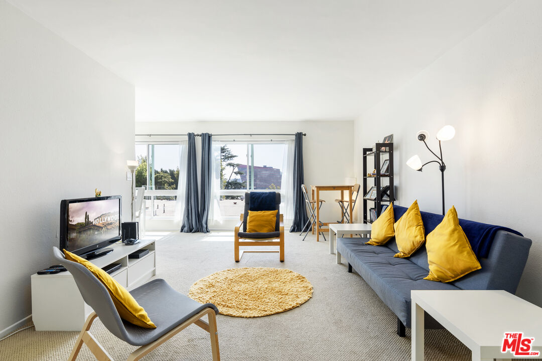 West Hollywood, California, 90069, United States, 1 Bedroom Bedrooms, ,1 BathroomBathrooms,Residential,For Sale,1987979