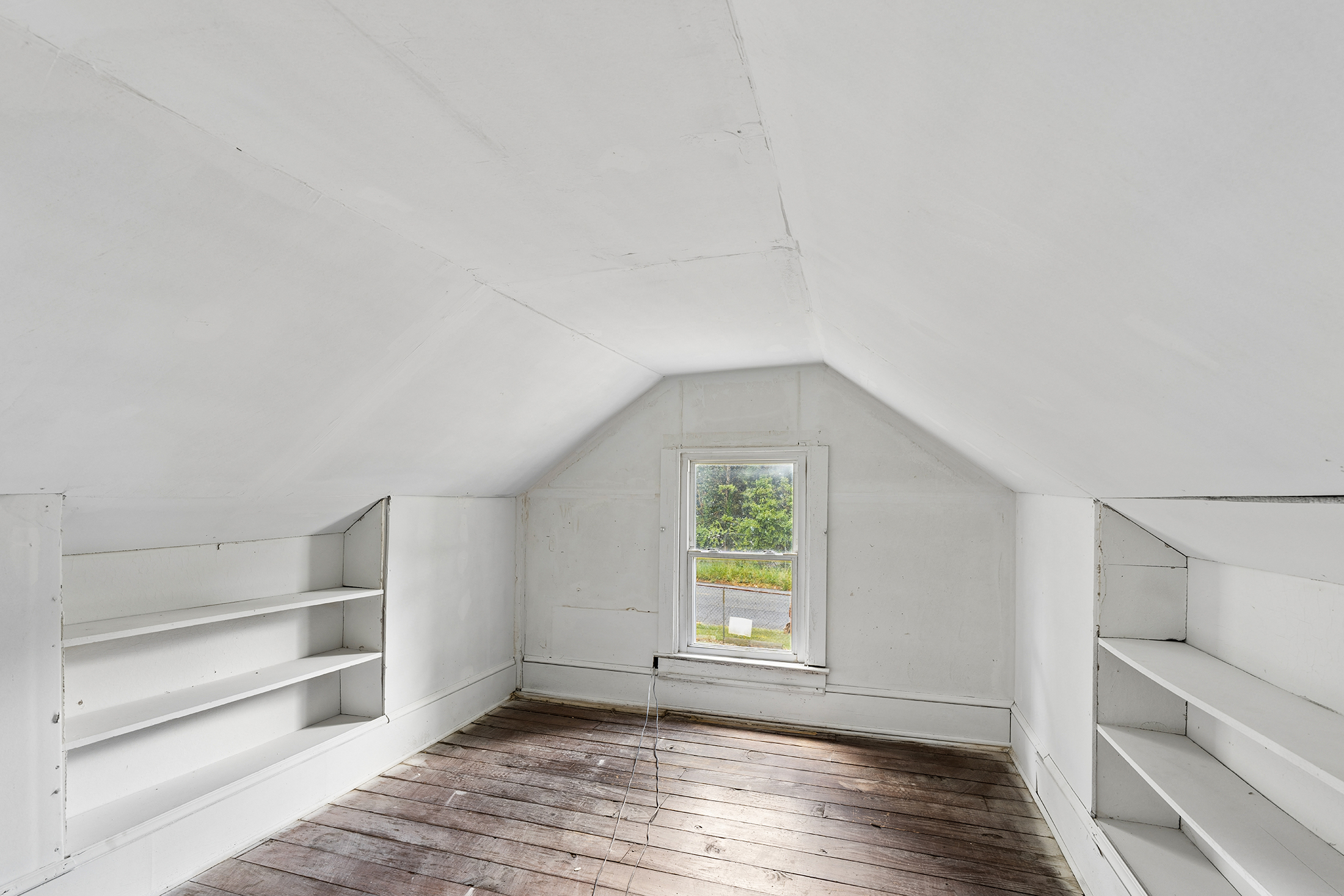  Charming Bungalow Offers Flexible Living Spaces and Impressive 0.6+/- Acre Lot - 物件實景
