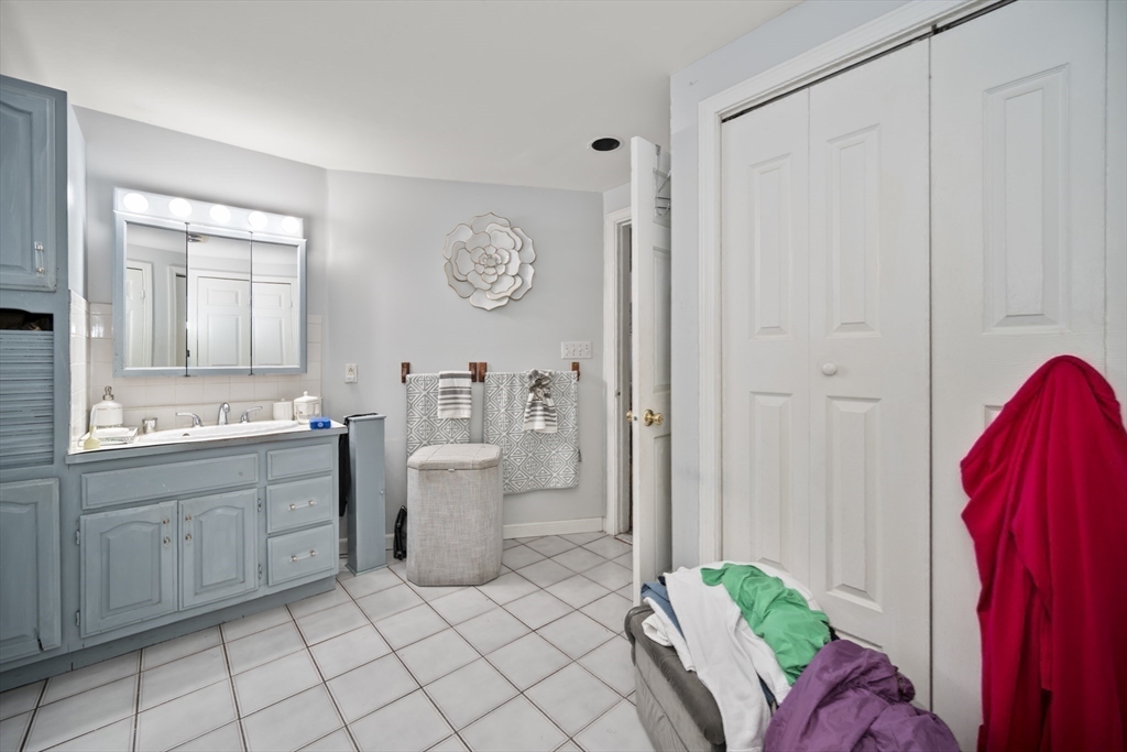 Lynn, Massachusetts, 01902, United States, 5 Bedrooms Bedrooms, ,3 BathroomsBathrooms,Residential,For Sale,1996647