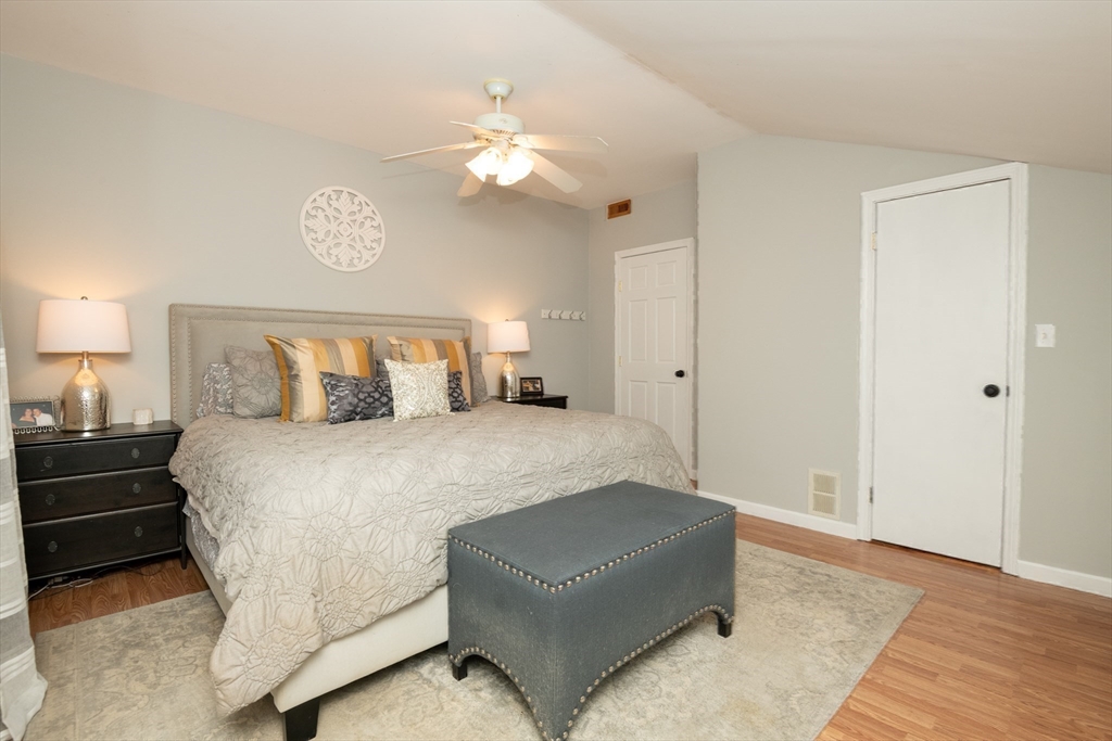 Middleton, Massachusetts, 01949, United States, 3 Bedrooms Bedrooms, ,1 BathroomBathrooms,Residential,For Sale,1982114