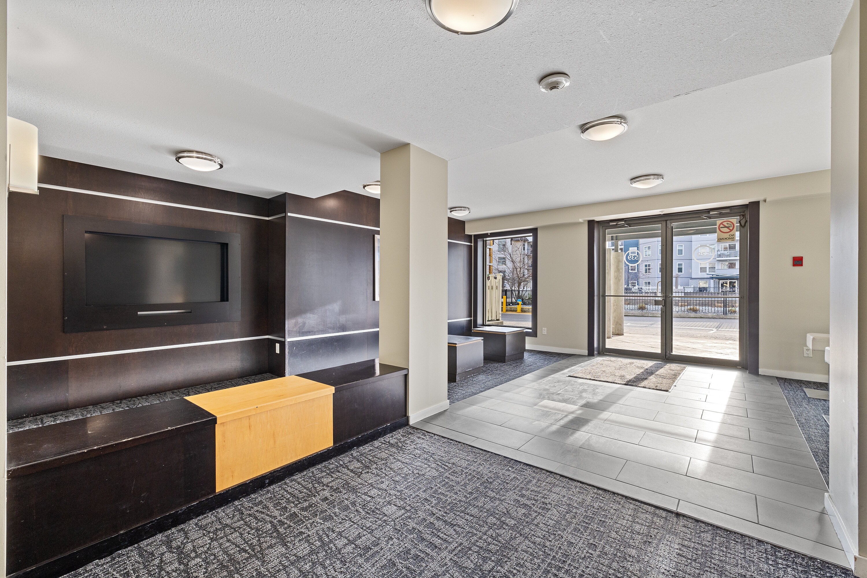  Two Bedroom + Den Apartment - 物件實景