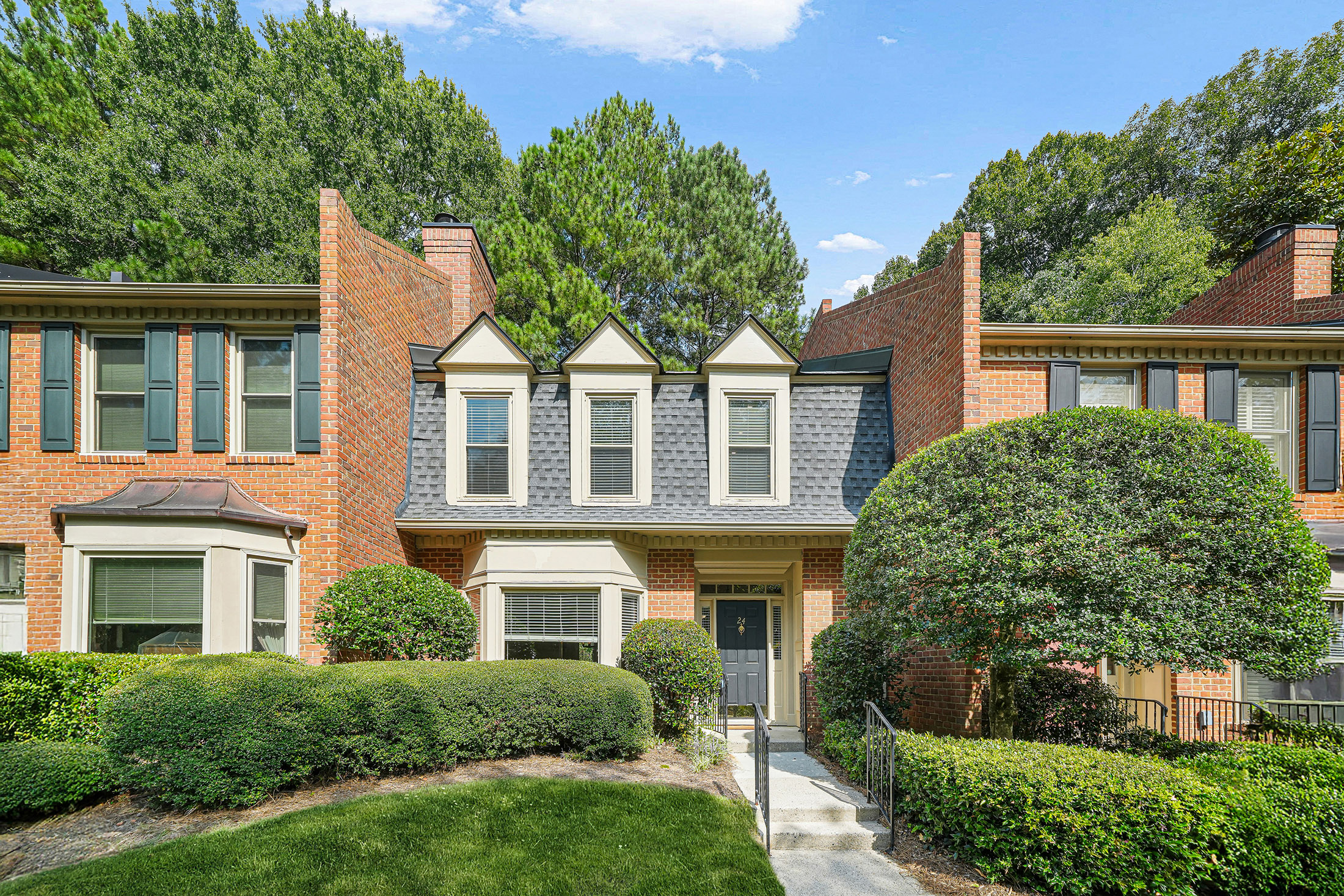  Beautiful Brick Townhome Offers Peaceful Park-like Living in Buckhead - 物件實景