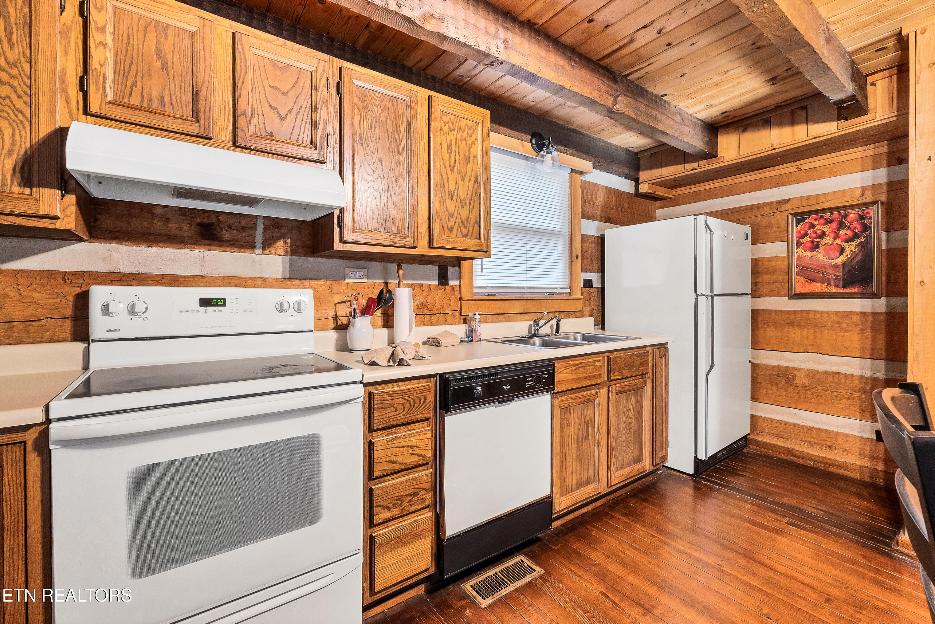 Townsend, Tennessee, 37882, United States, 2 Bedrooms Bedrooms, ,3 BathroomsBathrooms,Residential,For Sale,2010973