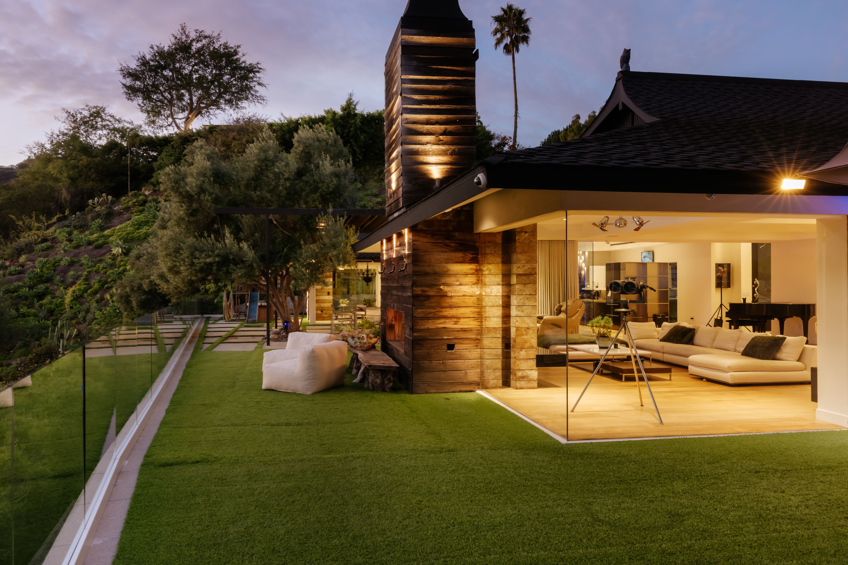  2402   Carman Crest Dr - 物件實景