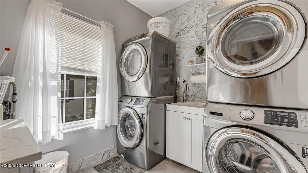 East Stroudsburg, Pennsylvania, 18302, United States, 5 Bedrooms Bedrooms, ,4 BathroomsBathrooms,Residential,For Sale,1980579