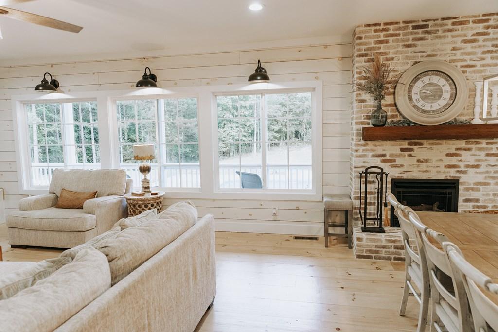 CHATSWORTH, Georgia, 30705, United States, 3 Bedrooms Bedrooms, ,4 BathroomsBathrooms,Residential,For Sale,1885326