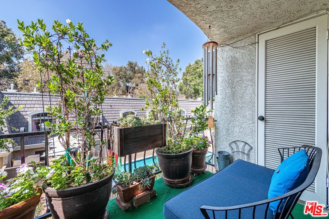 Los Angeles, California, 90004, United States, 2 Bedrooms Bedrooms, ,3 BathroomsBathrooms,Residential,For Sale,1940175