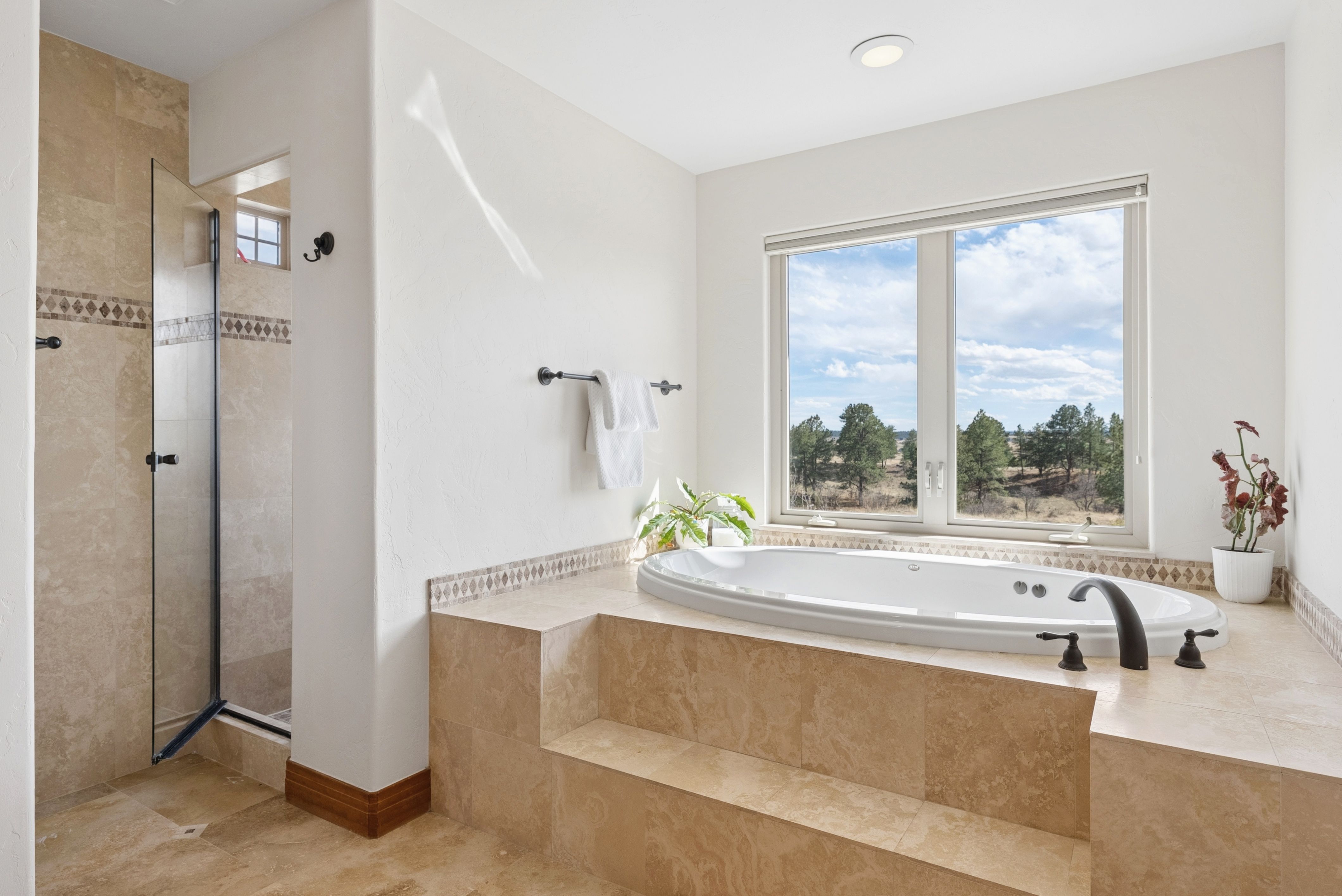  Set high on a hill in The Timbers and backing to open space - 物件實景