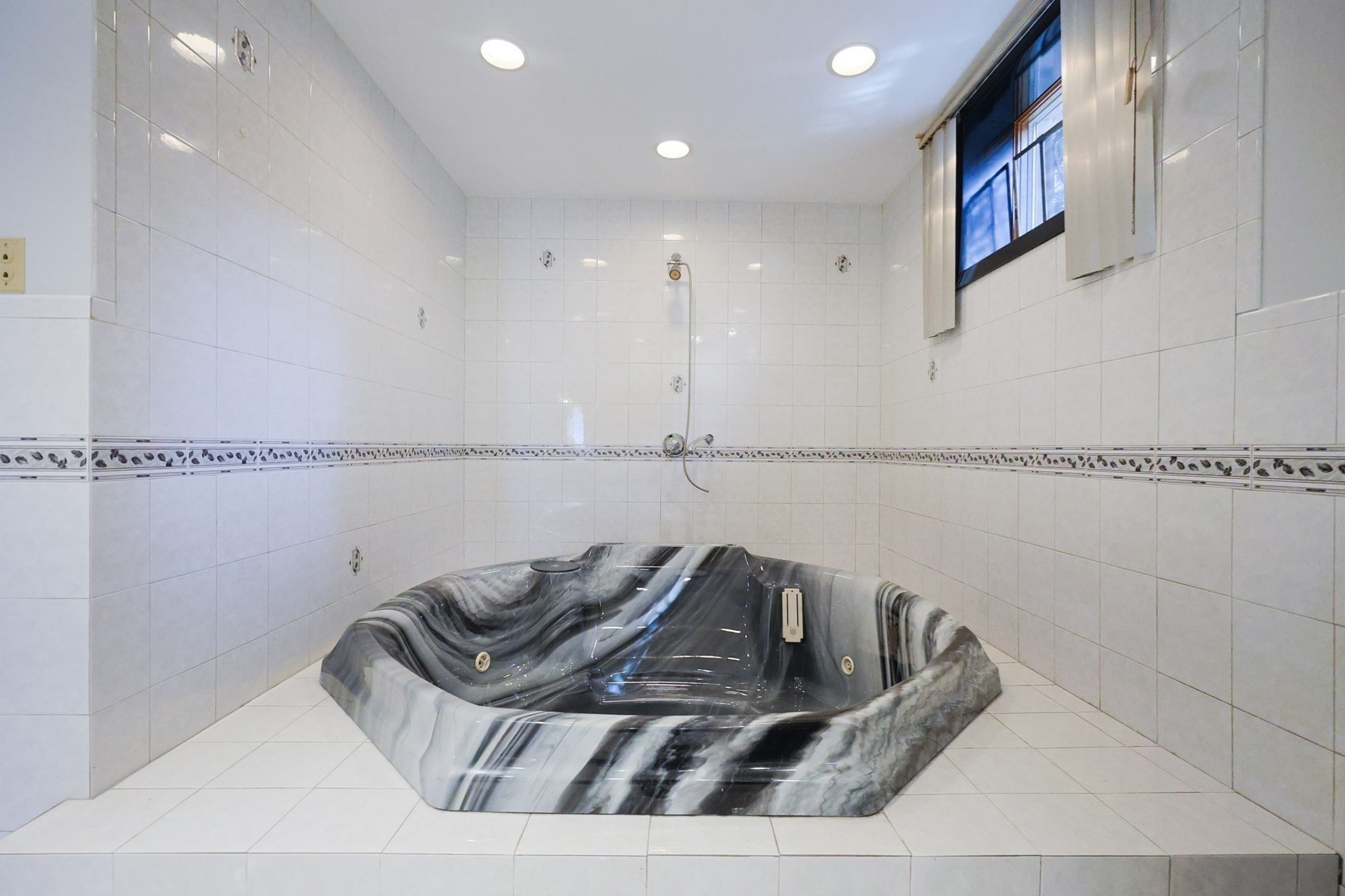Revere, Massachusetts, 02151, United States, 4 Bedrooms Bedrooms, ,2 BathroomsBathrooms,Residential,For Sale,1934977