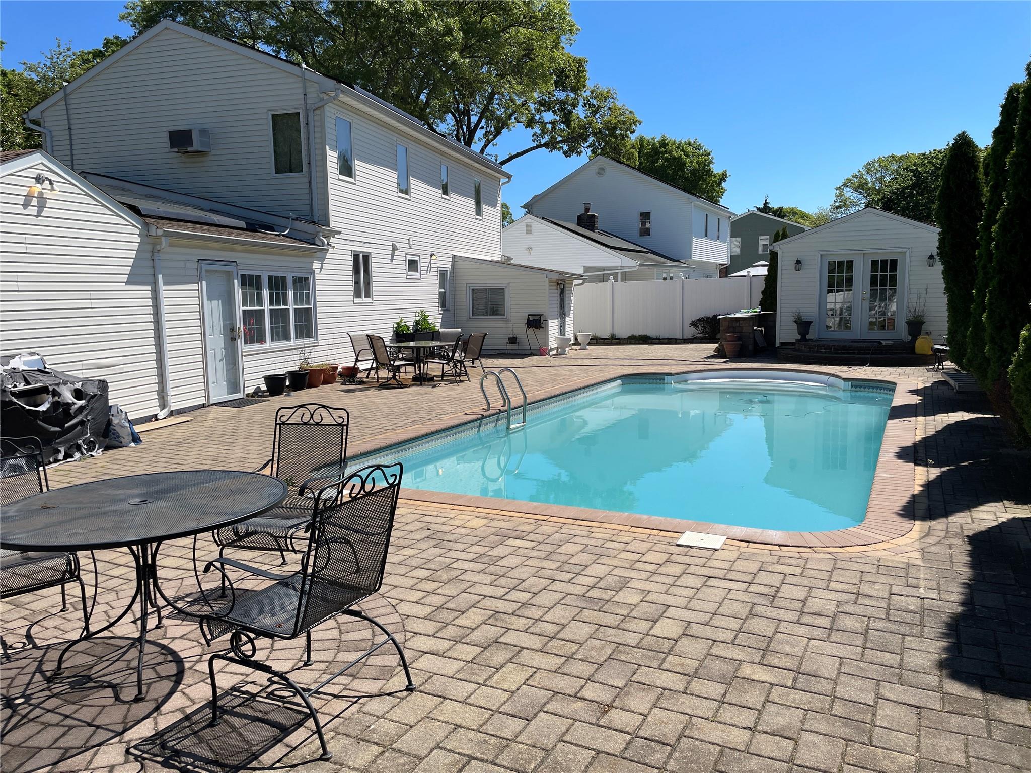 West Islip, New York, 11795, United States, 4 Bedrooms Bedrooms, ,3 BathroomsBathrooms,Residential,For Sale,1869198