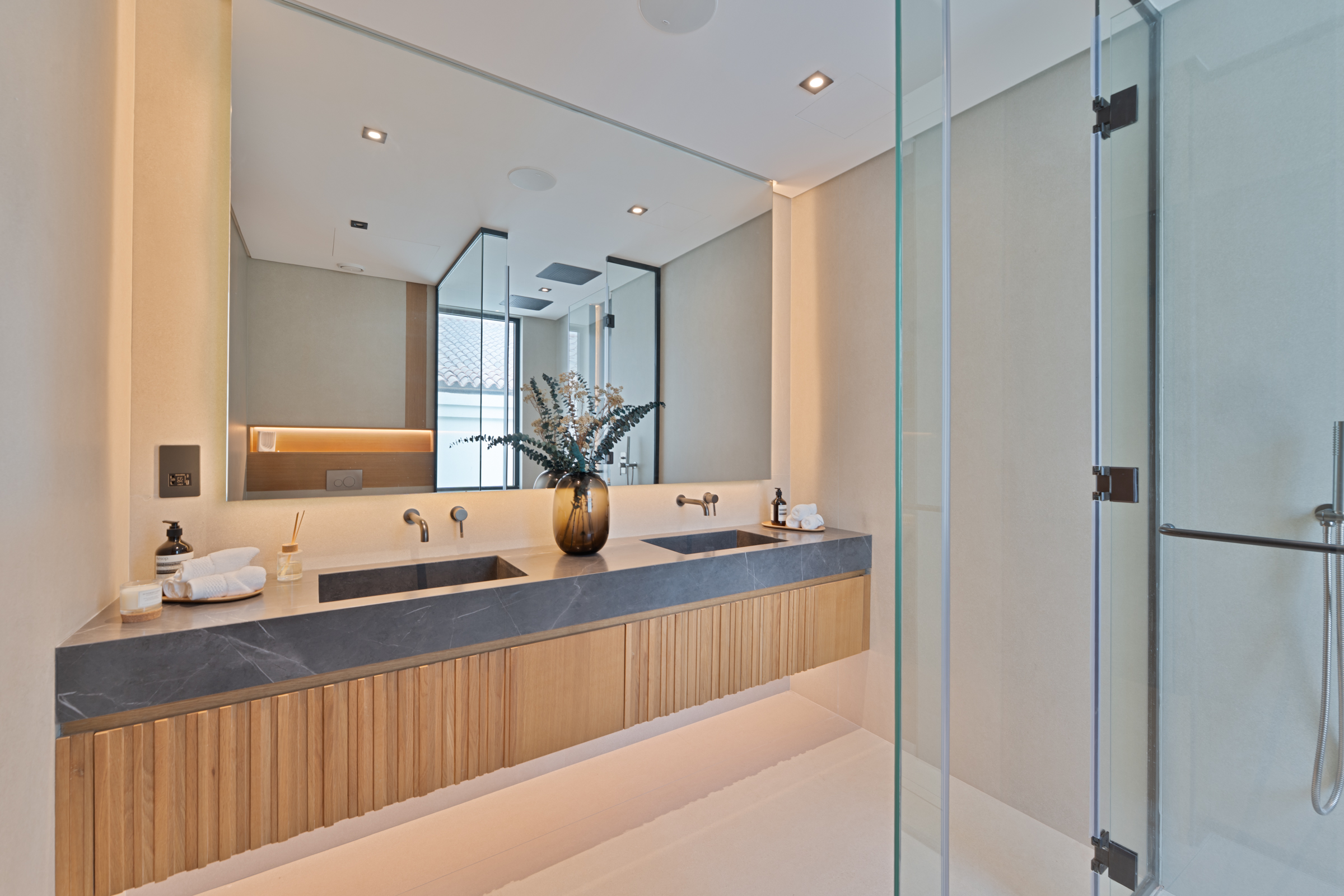  Refined Ready-to-Move Villa With Lake Views in JGE - 物件實景