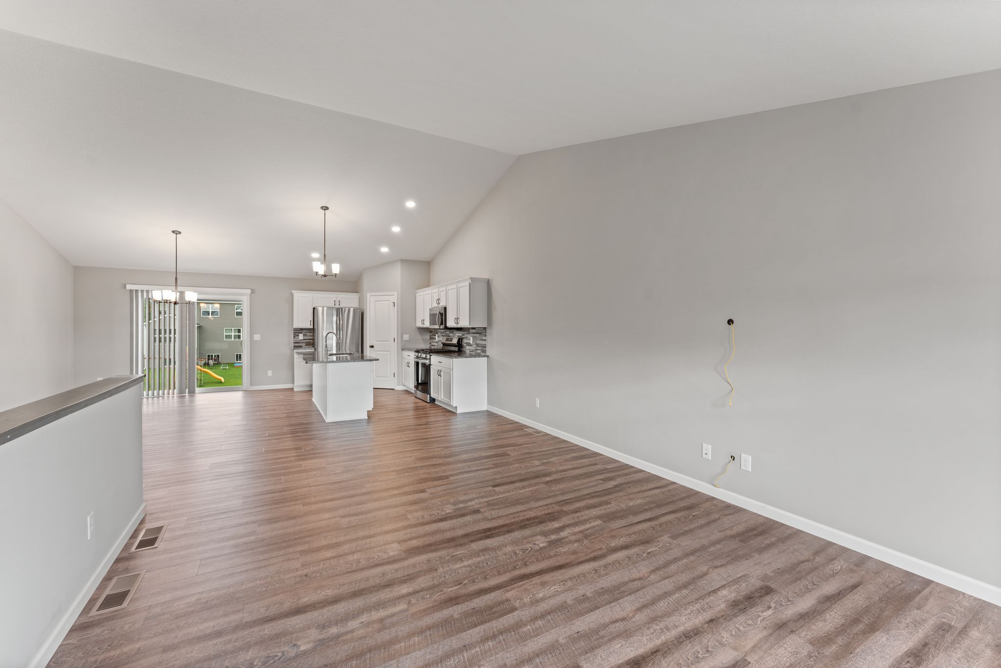  Spacious Walkout Living on a Prime Corner Lot - 物件實景