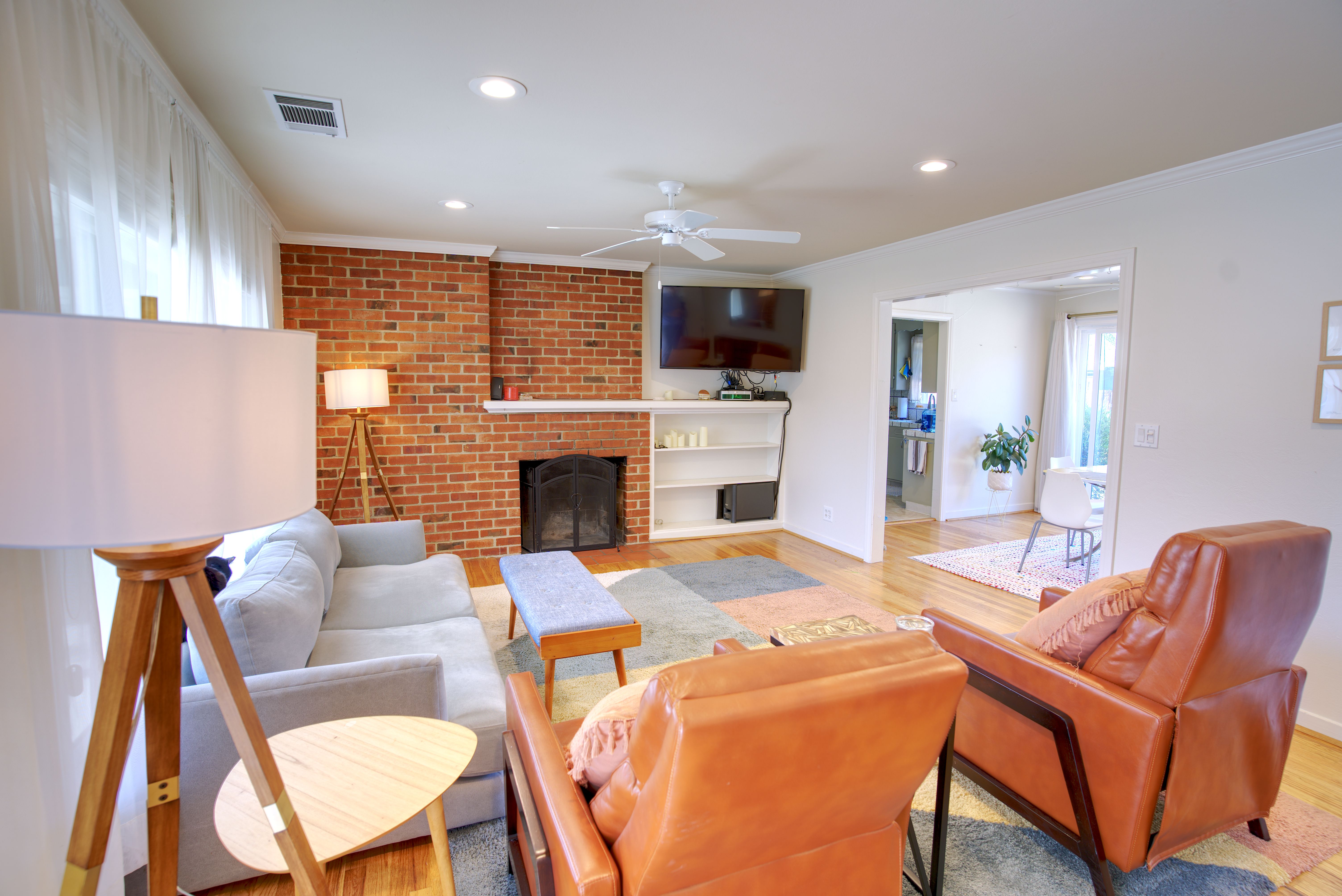  Classic Charm Meets Flexible Living in This Inviting Single-Story Ranch - 物件實景
