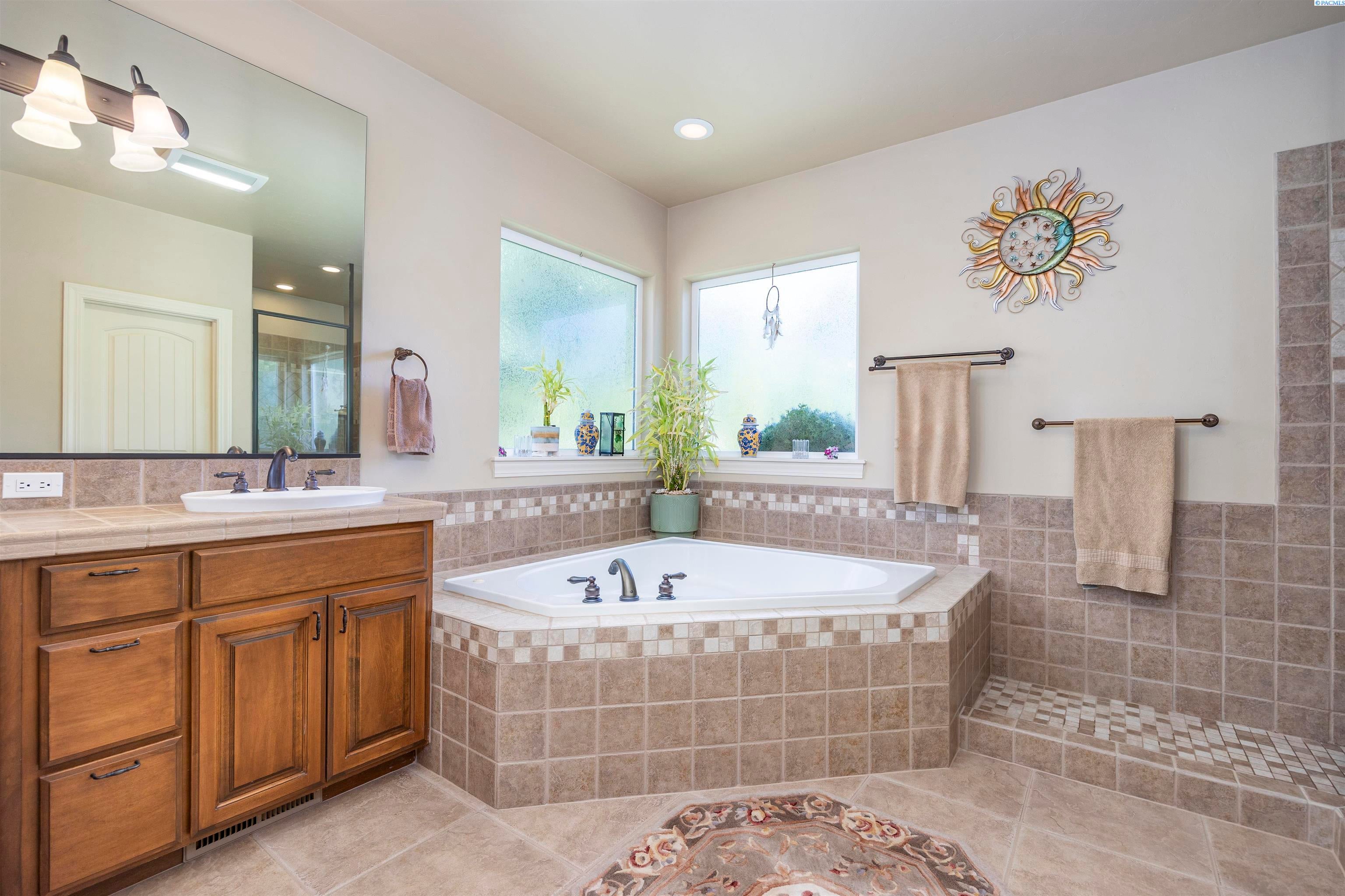 Richland, Washington, 99352, United States, 3 Bedrooms Bedrooms, ,3 BathroomsBathrooms,Residential,For Sale,1921029