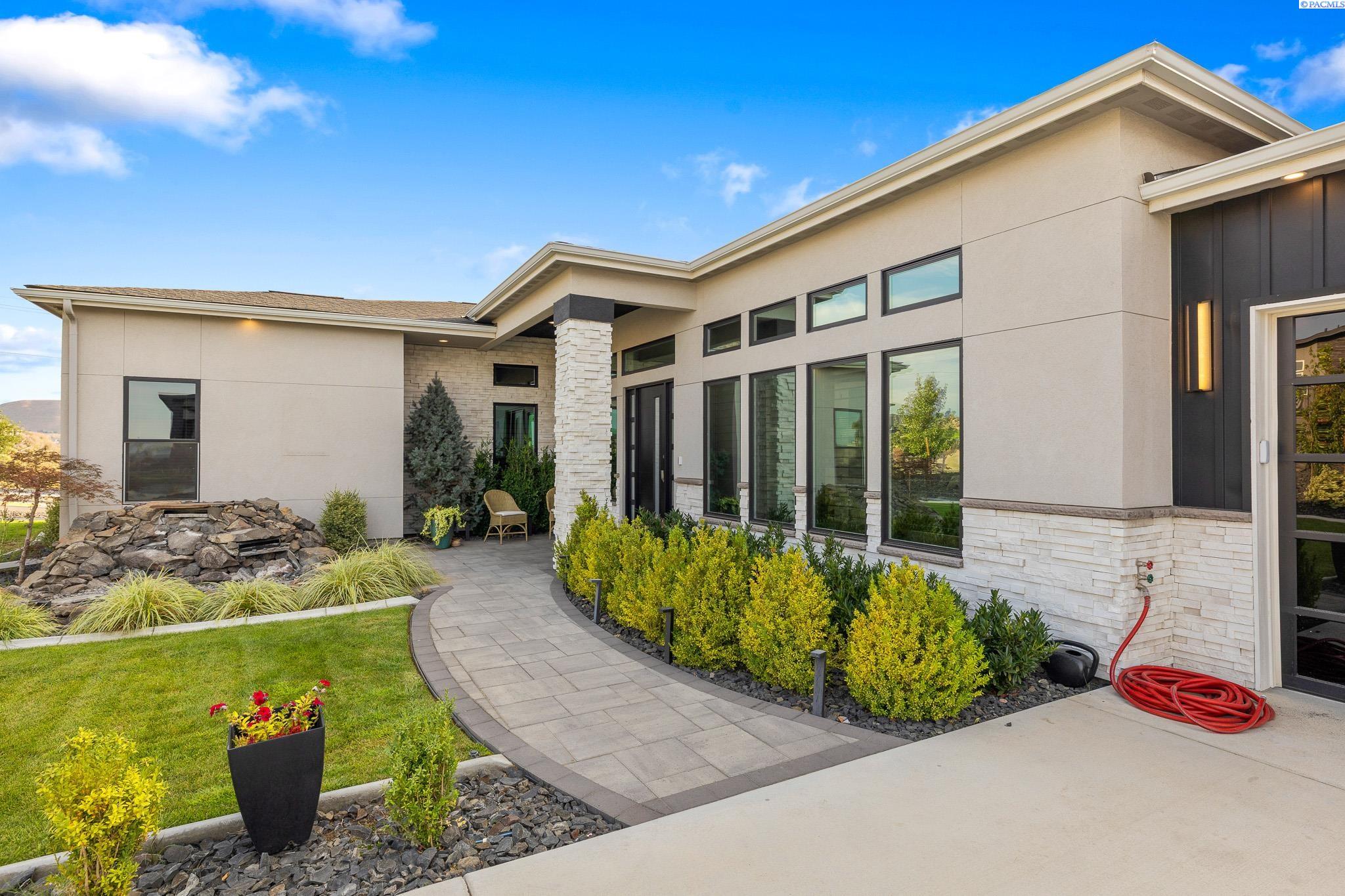 Richland, Washington, 99352, United States, 4 Bedrooms Bedrooms, ,4 BathroomsBathrooms,Residential,For Sale,1943884
