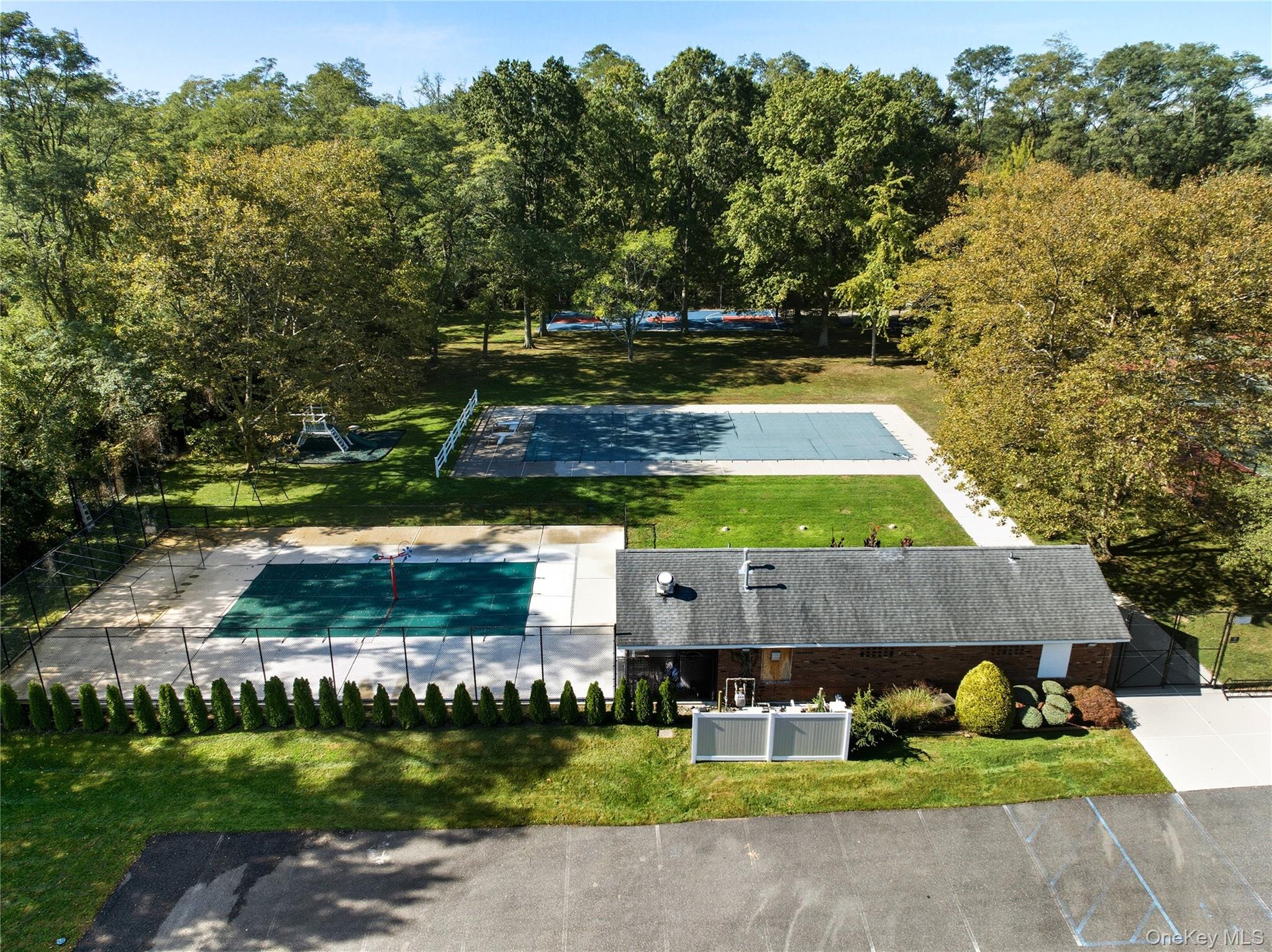  24 Thorngrove Lane, Dix Hills, NY, 11746 - 物件實景