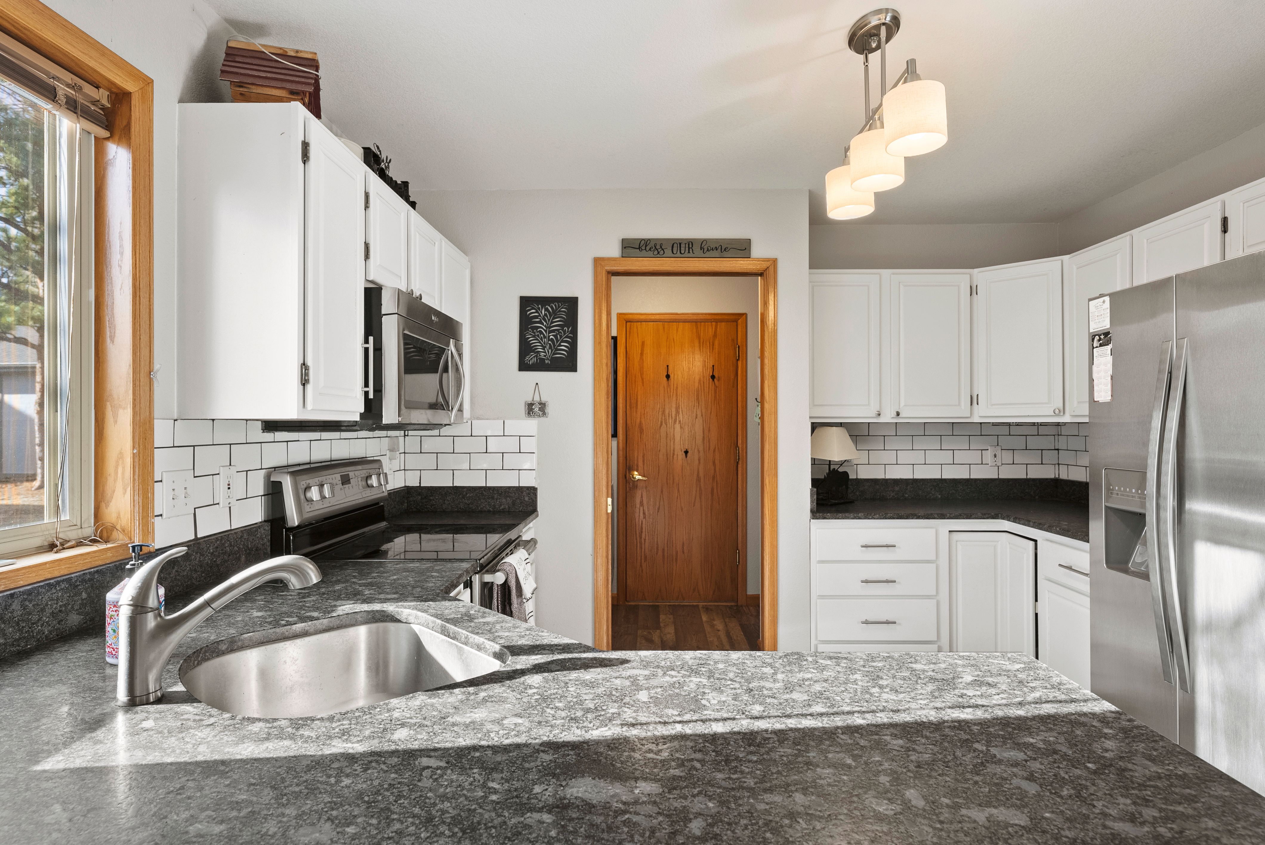  Beautifully Remodeled Home Tucked Away on Quiet Cul-De-Sac - 物件實景