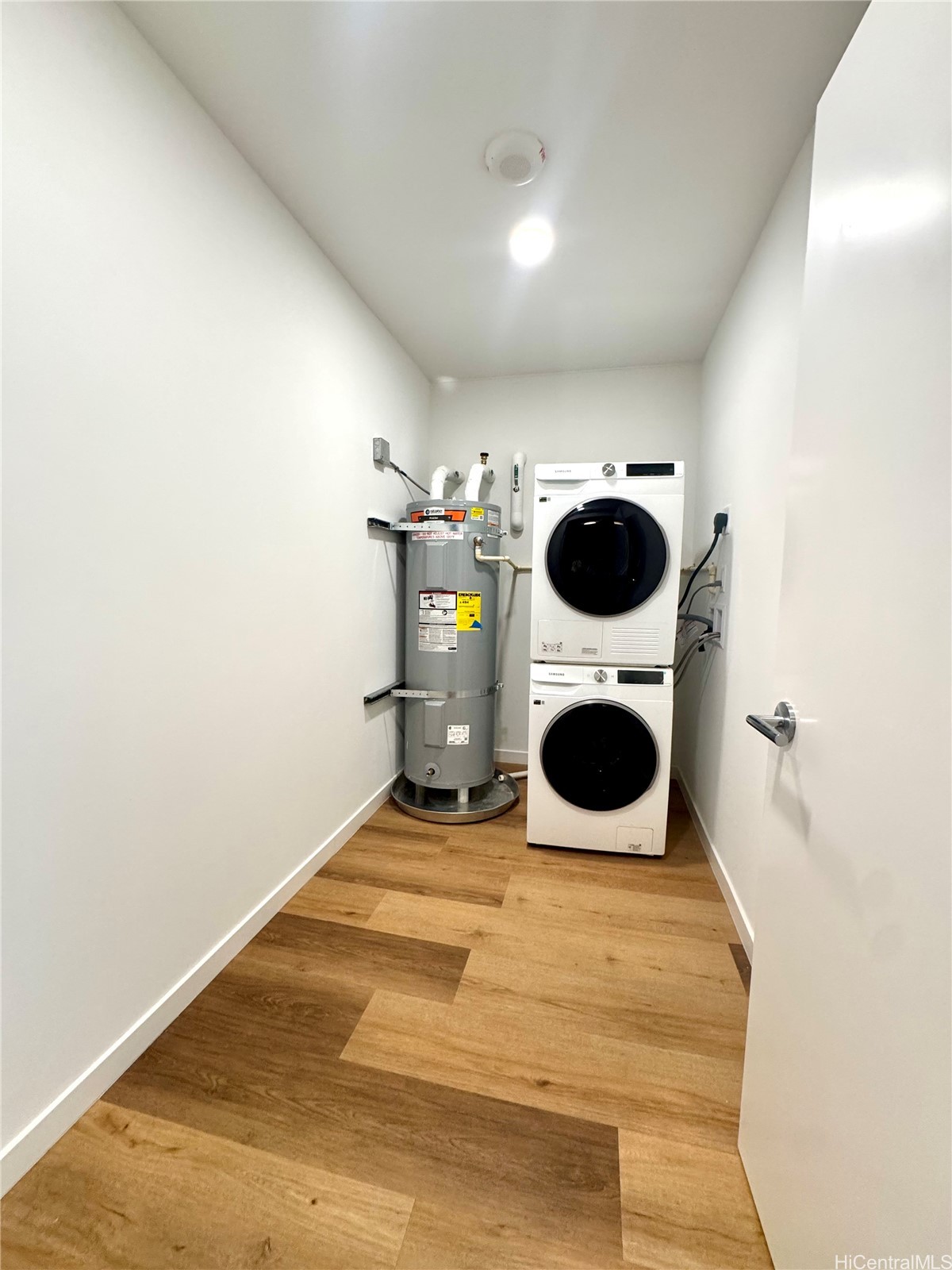 Honolulu, Hawaii, 96814, United States, 2 Bedrooms Bedrooms, ,2 BathroomsBathrooms,Residential,For Sale,1988150