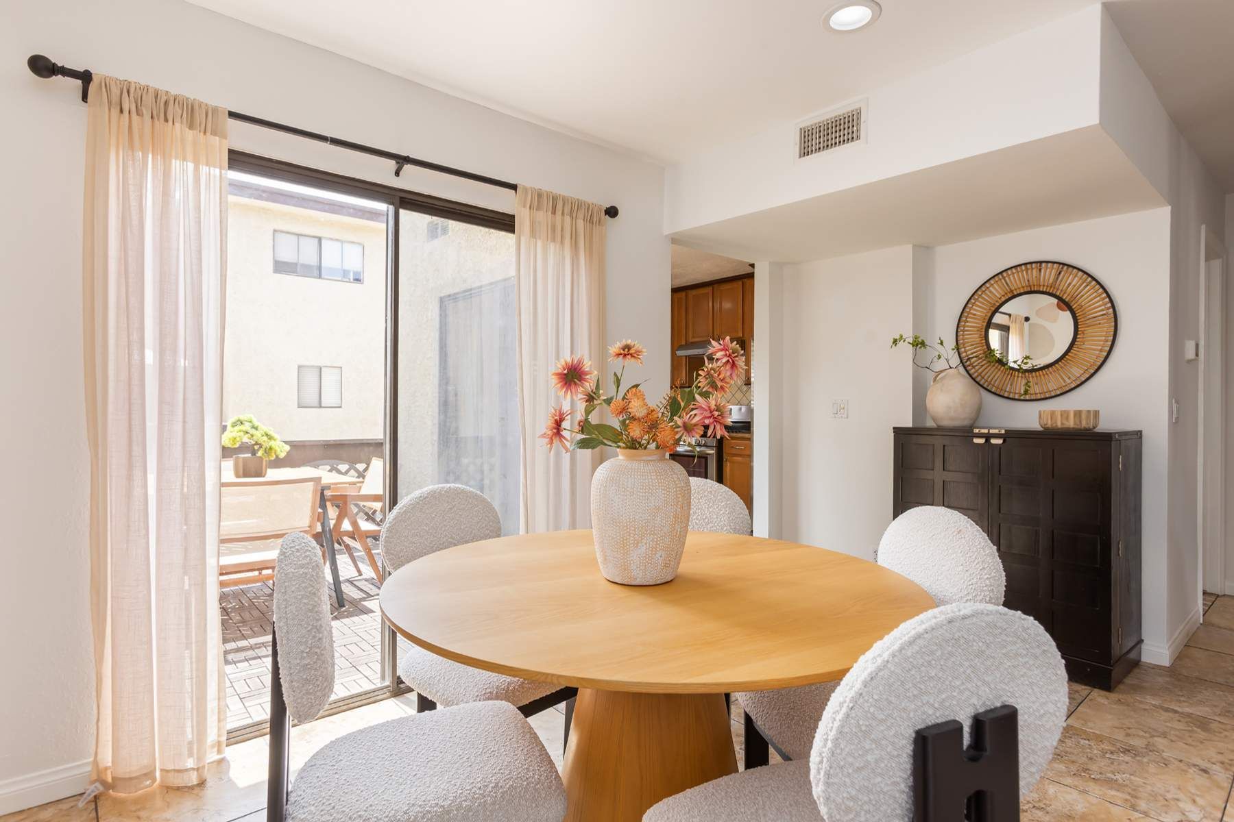  9131 Burnet Avenue, #5 - 物件實景