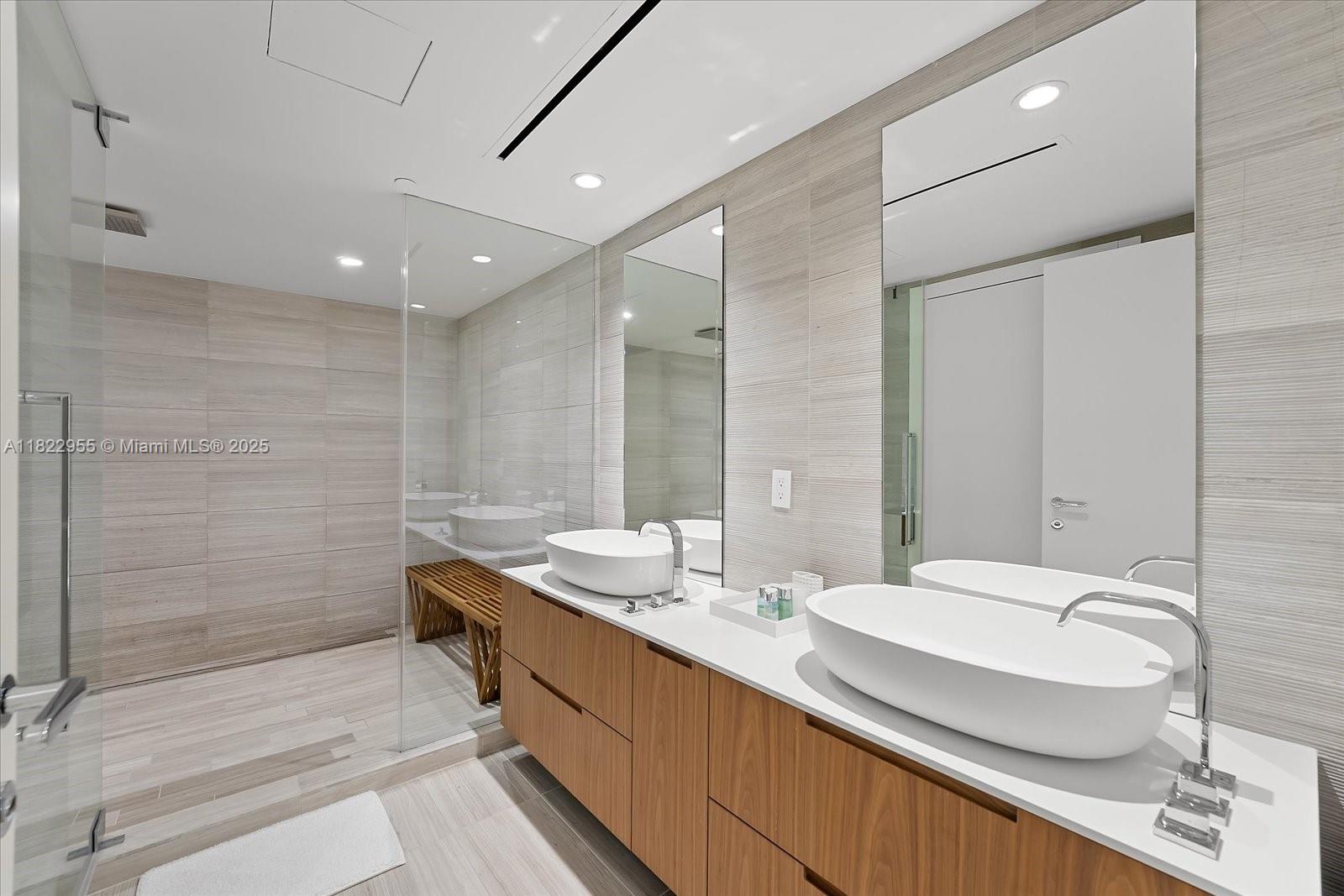 Miami Beach, Florida, 33140, United States, 4 Bedrooms Bedrooms, ,5 BathroomsBathrooms,Residential,For Sale,1949719