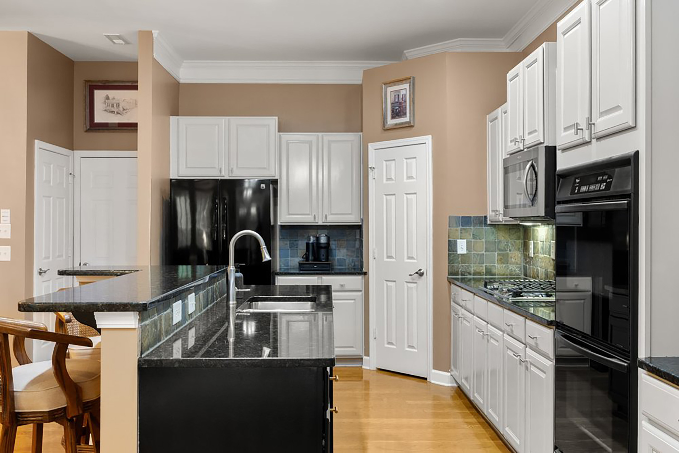  Turnkey Living in Gated Townhome Community - 物件實景