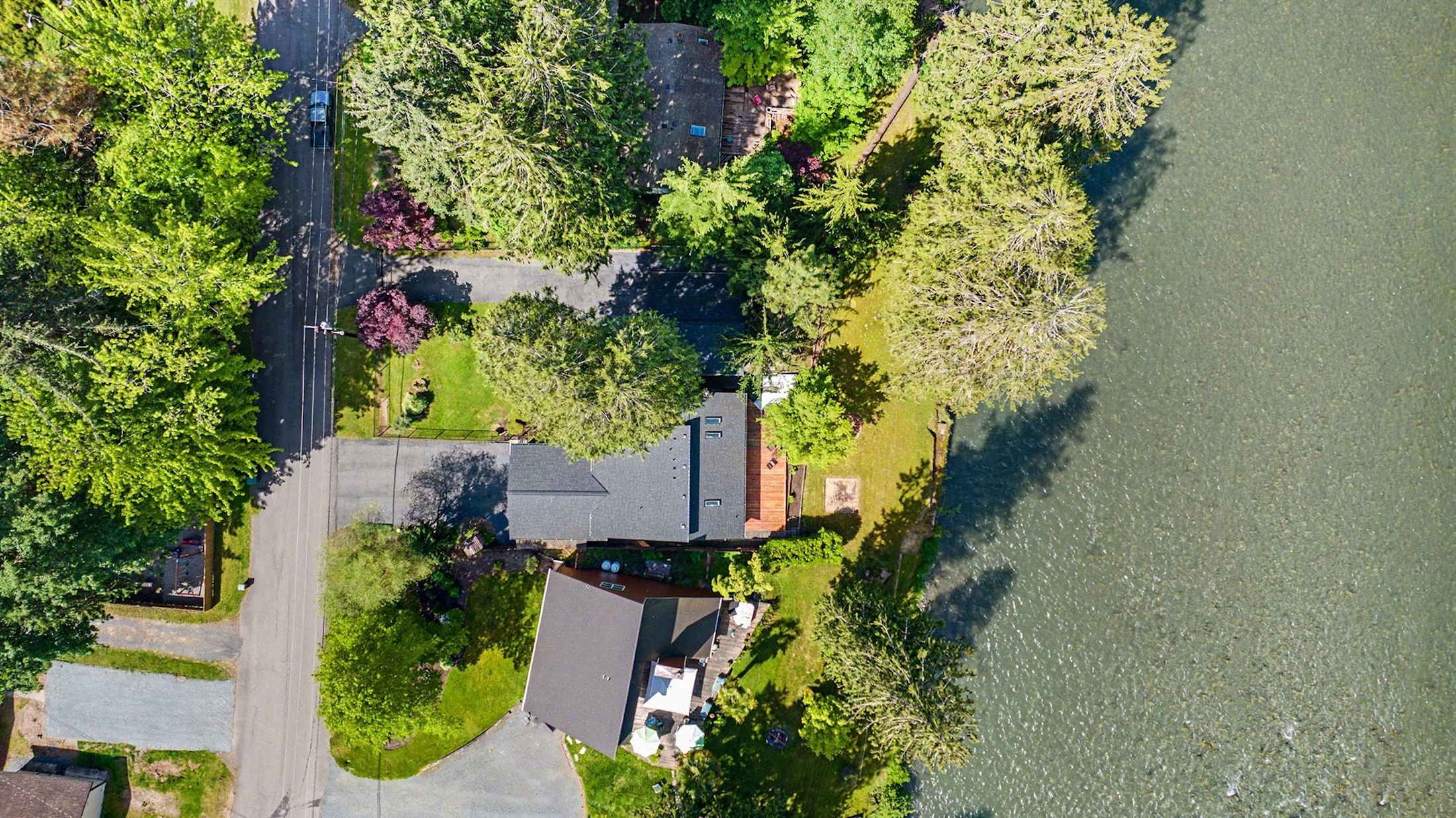  Charming Riverfront Home - 物件實景