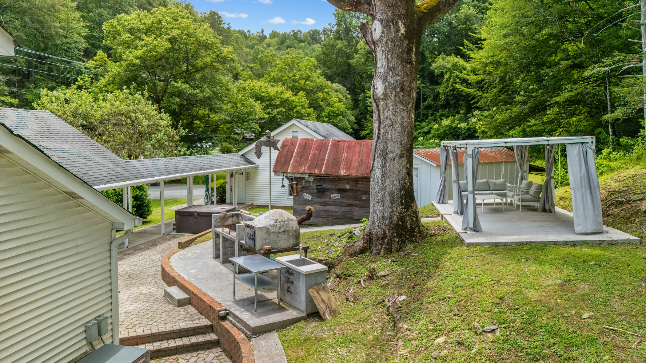 Gatlinburg, Tennessee, 37738, United States, 4 Bedrooms Bedrooms, ,3 BathroomsBathrooms,Residential,For Sale,1974957