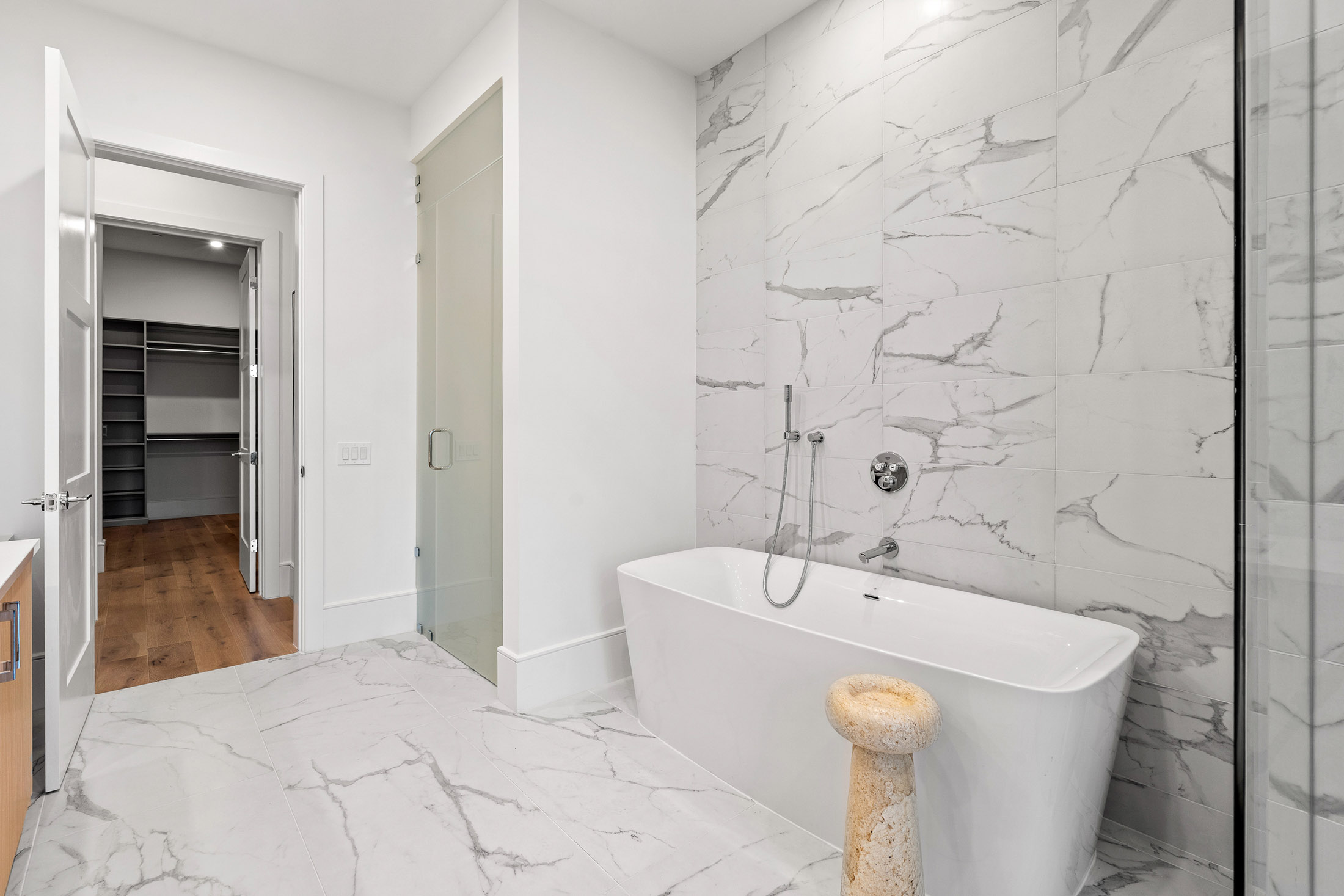  Stunning 17th Floor Corner Unit with Architectural Upgrades - 物件實景