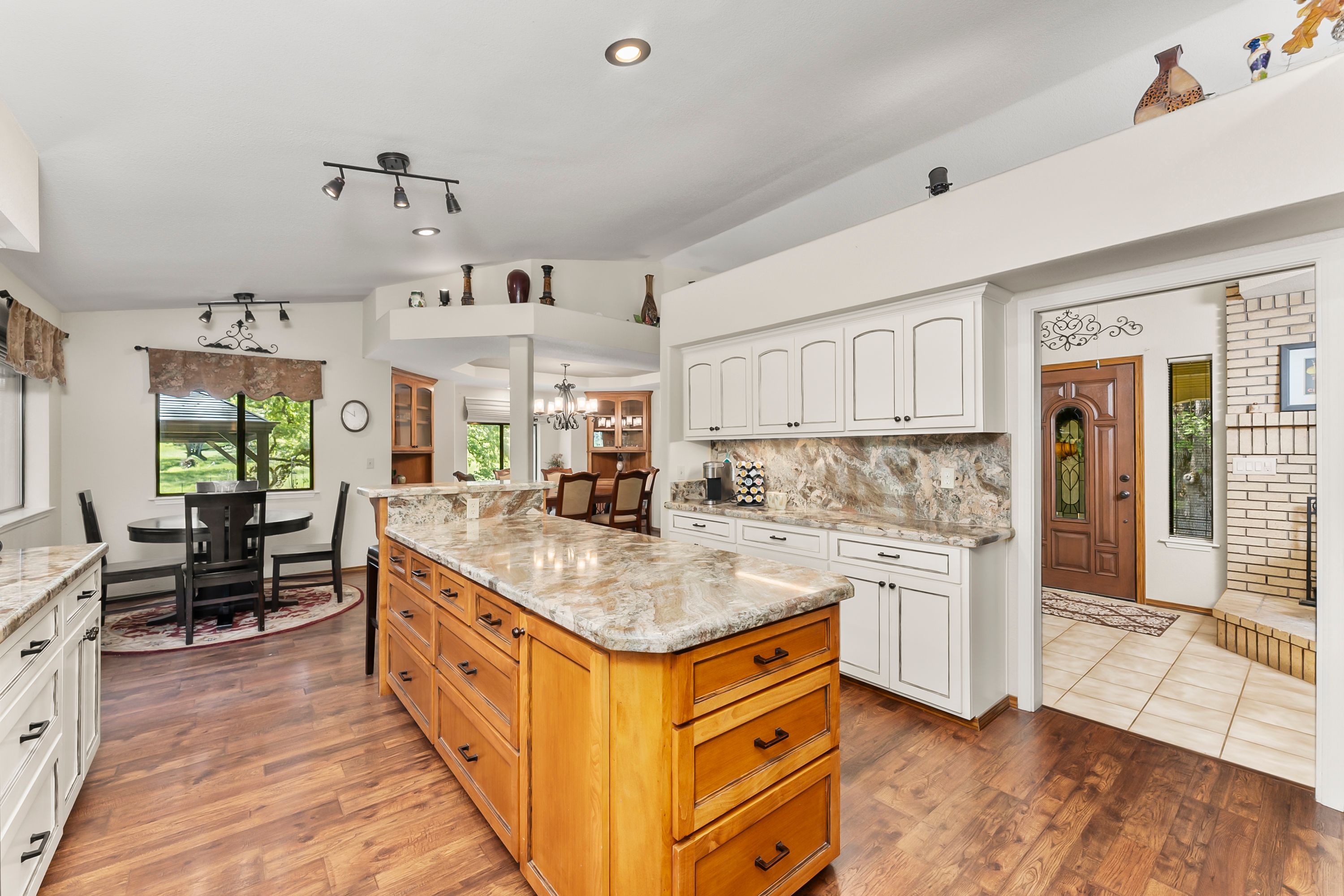  21 Acres - Gated - Renovated - 物件實景