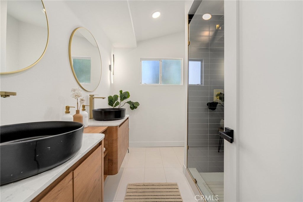 Woodland Hills, California, 91367, United States, 3 Bedrooms Bedrooms, ,2 BathroomsBathrooms,Residential,For Sale,1991959