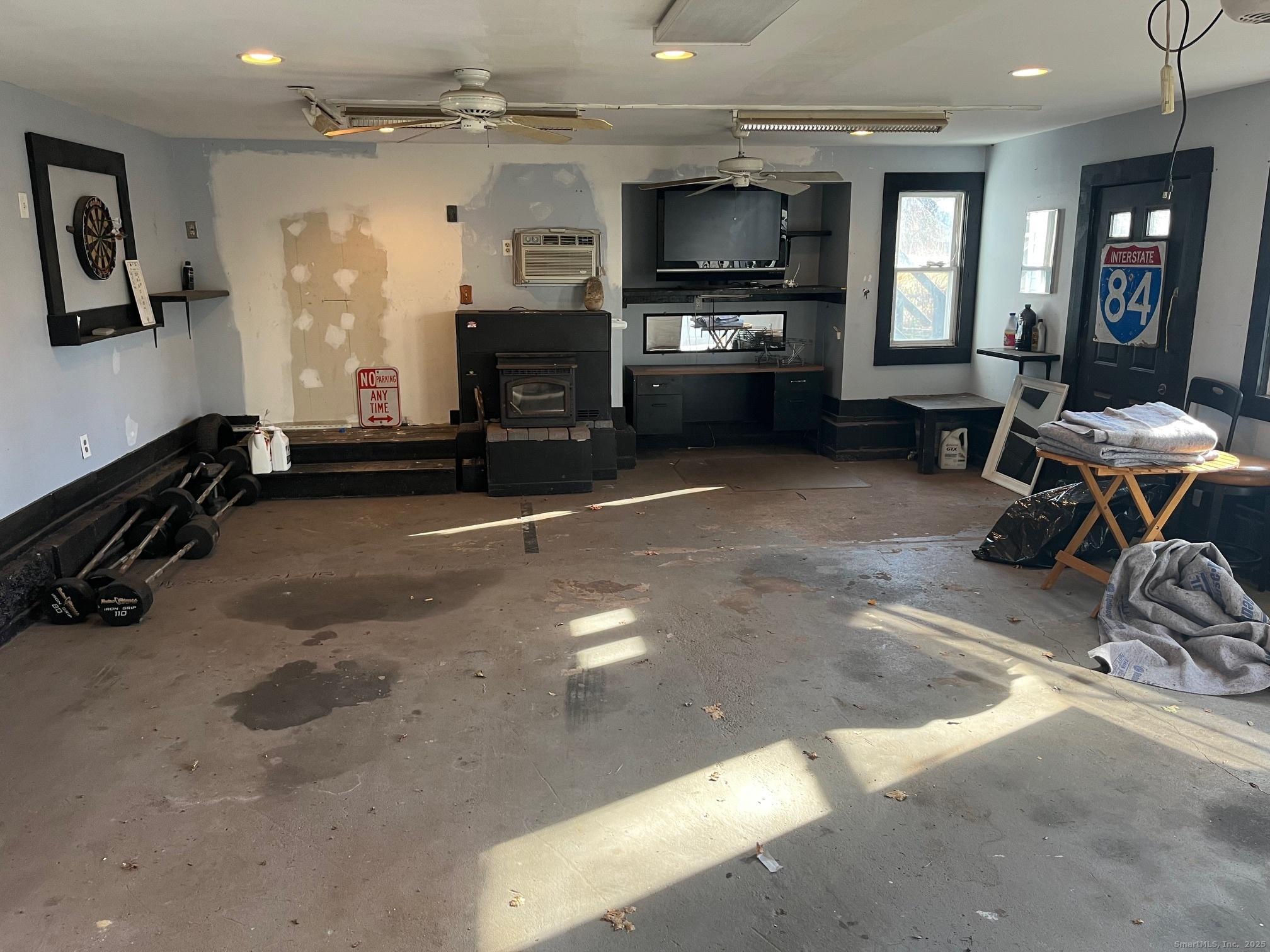 Meriden, Connecticut, 06450, United States, 6 Bedrooms Bedrooms, ,4 BathroomsBathrooms,Residential,For Sale,1984052