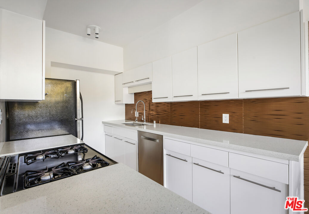 Los Angeles, California, 90027, United States, 1 Bedroom Bedrooms, ,1 BathroomBathrooms,Residential,For Sale,1907316