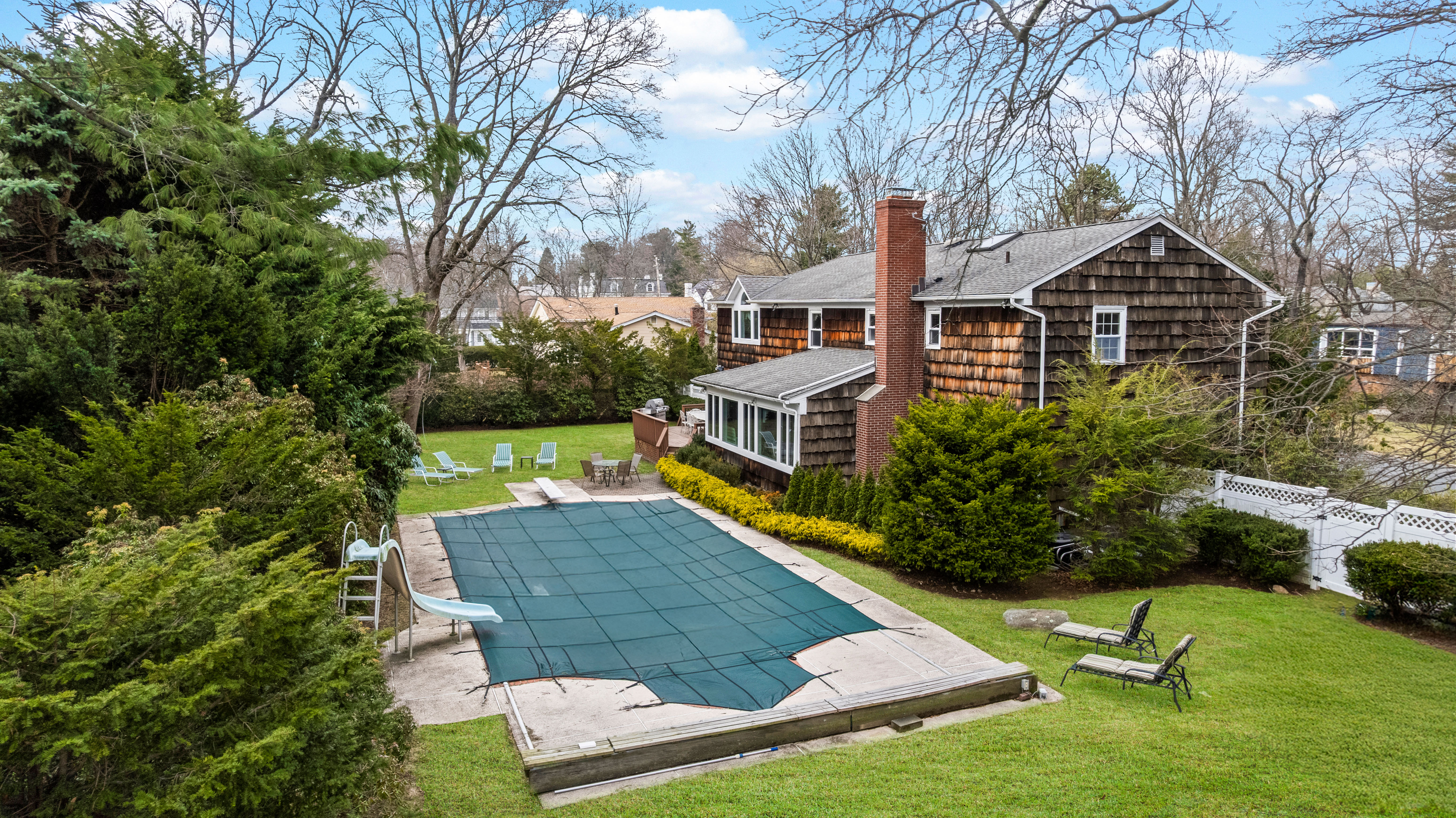  A beautiful, gracious colonial with a circular driveway. - 物件實景