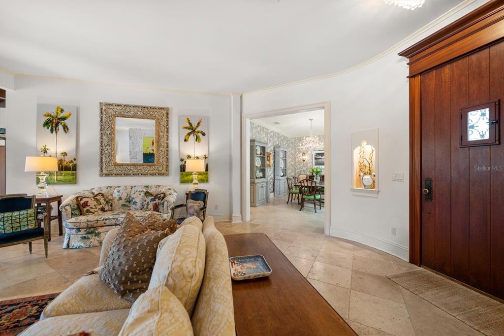 Tampa, Florida, 33606, United States, 5 Bedrooms Bedrooms, ,4 BathroomsBathrooms,Residential,For Sale,1827015
