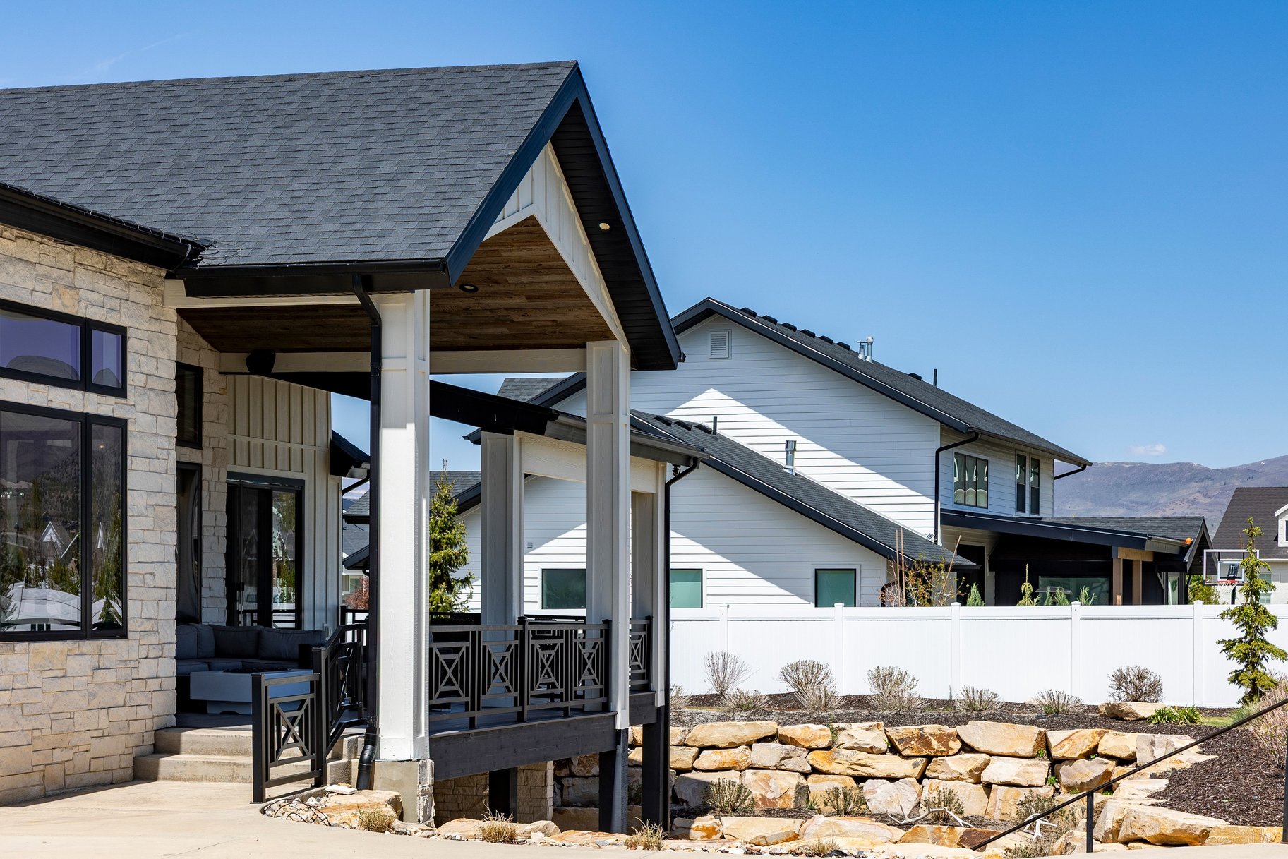  Custom Home with Detached Toy Barn - 物件實景