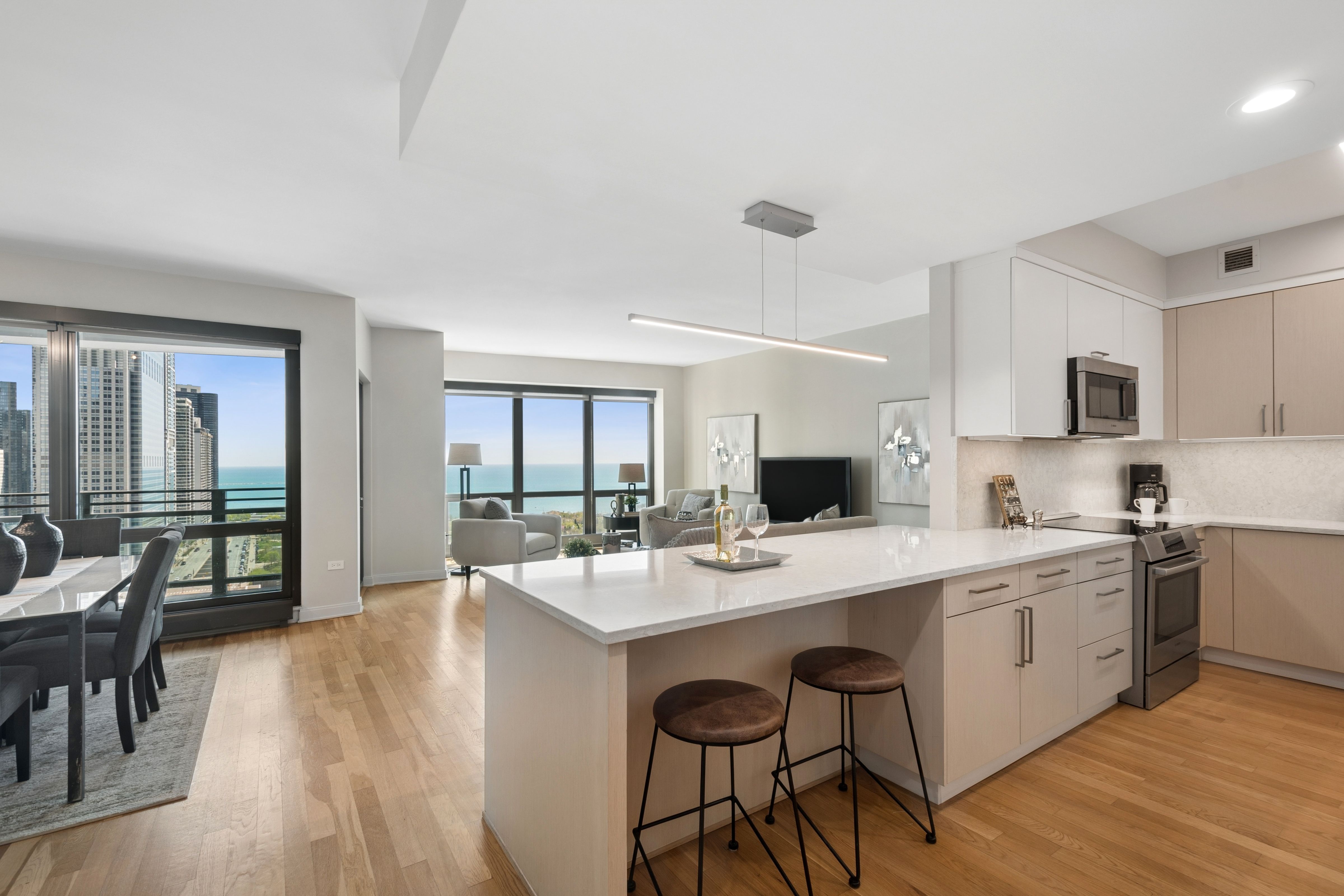  Spacious Living Room and Dining Area Overlook the Park, Lakefront and The Bean - 物件實景