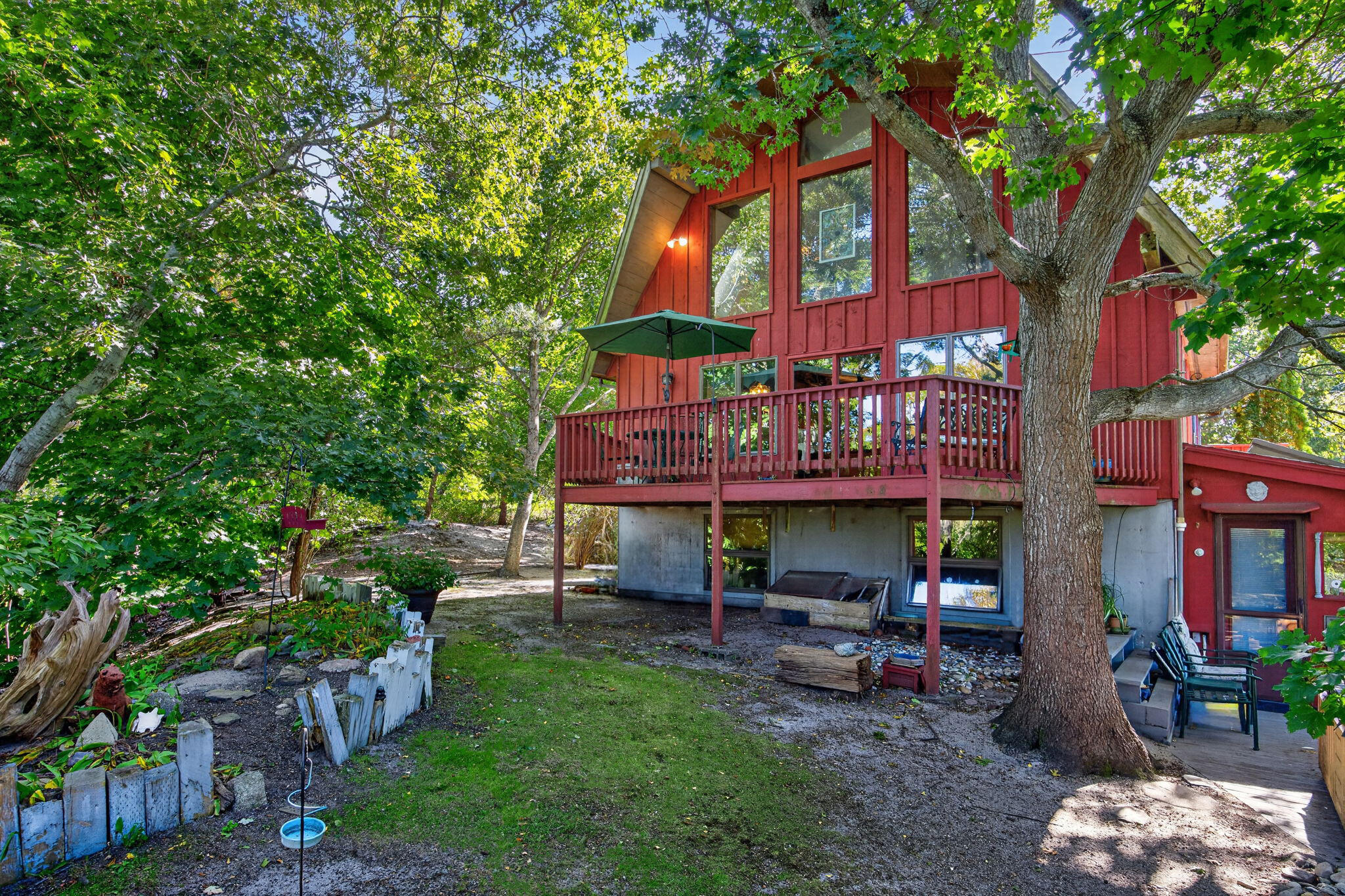  Wooded Privacy, Soaring Ceilings & a Separate Apartment - 物件實景