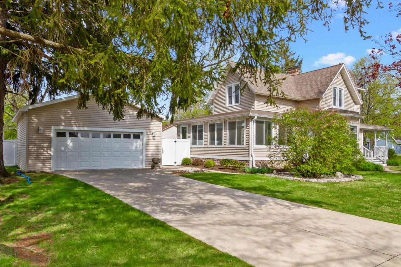 Lake Geneva, Wisconsin, 53147, United States, 4 Bedrooms Bedrooms, ,2 BathroomsBathrooms,Residential,For Sale,1849872